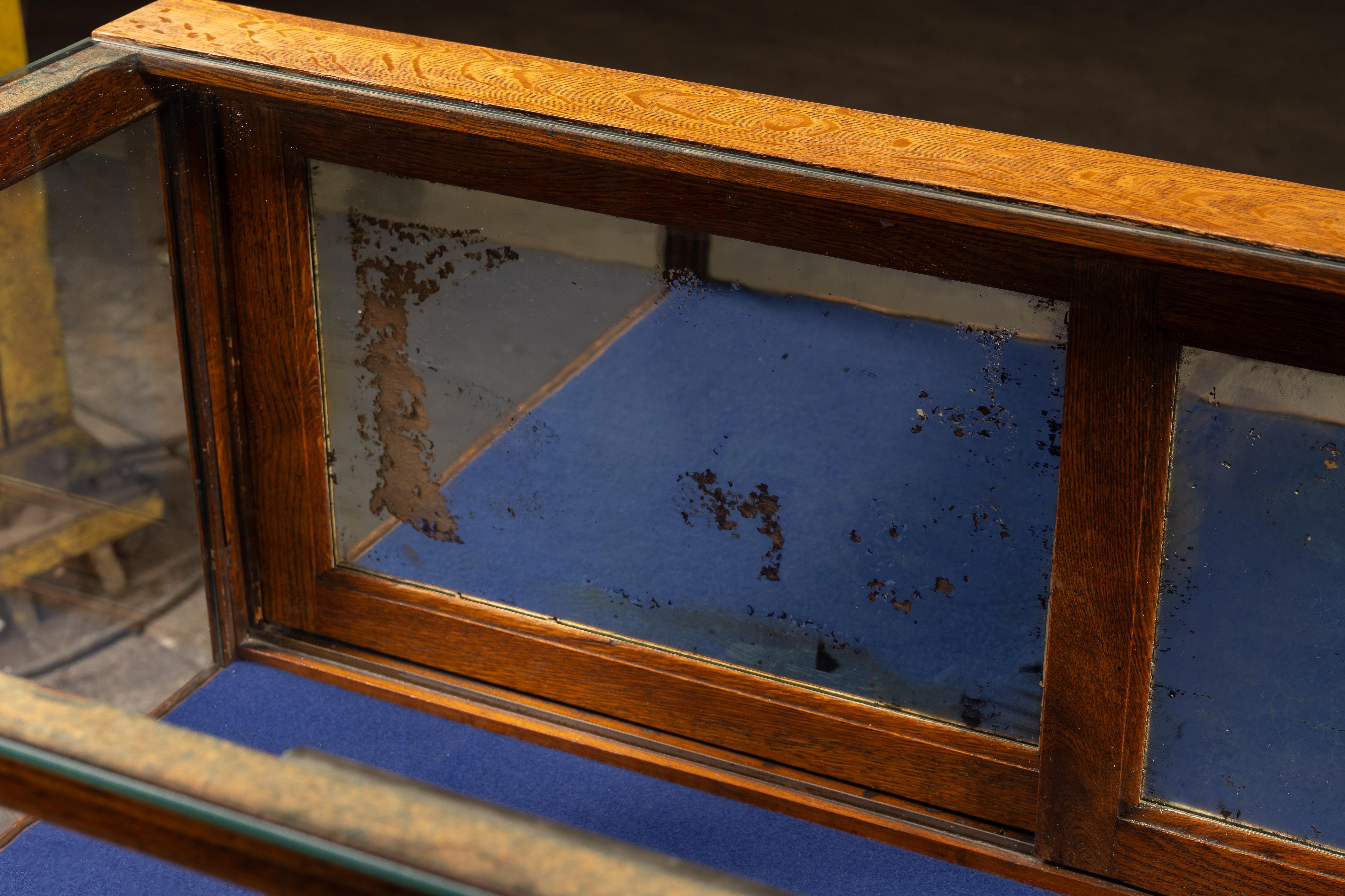 Antiker Schaukasten der Marke 