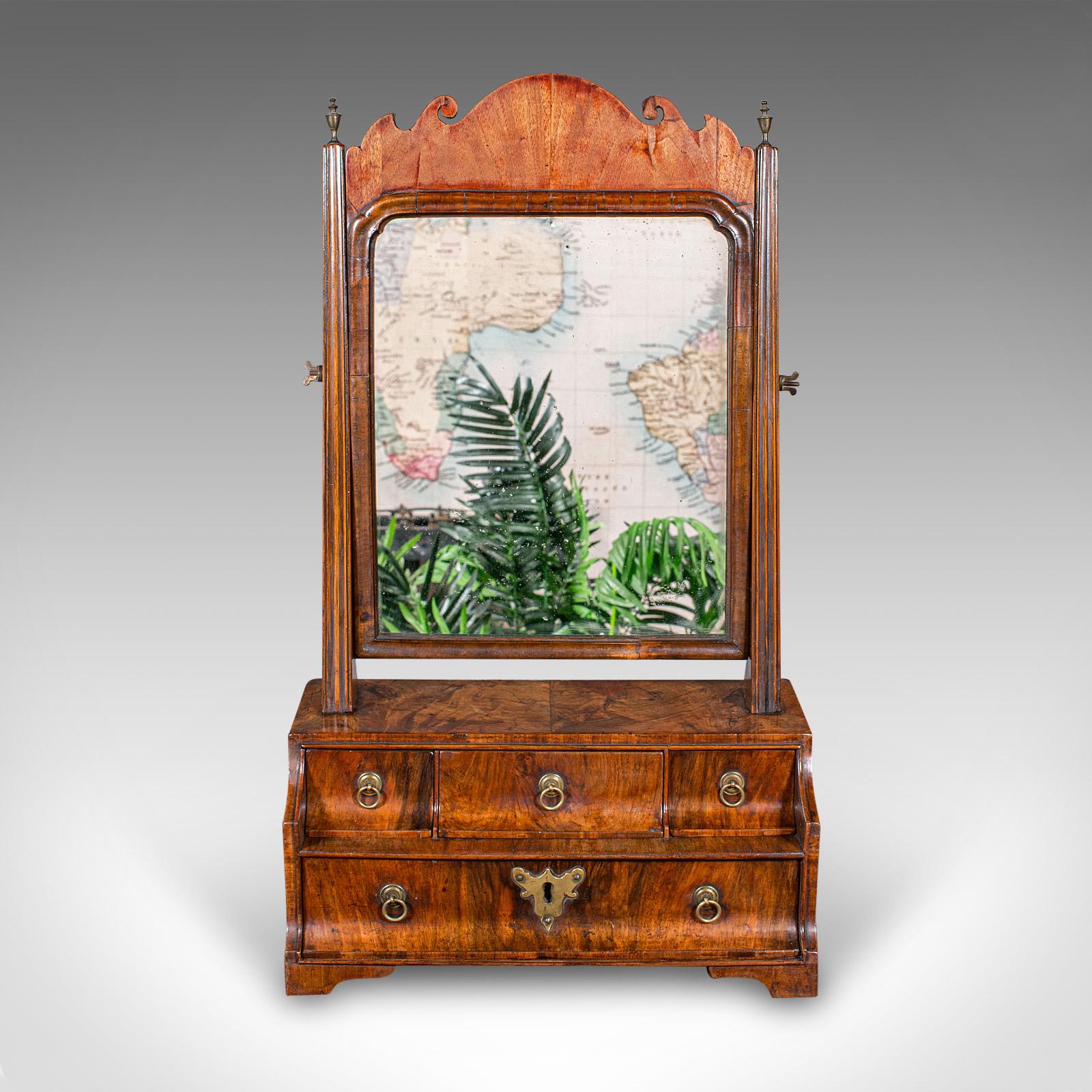 Si tratta di un antico specchio da scrivania Queen Anne. Specchio da toilette articolato in noce di epoca georgiana, circa 1740.

Affascinante esemplare del periodo di Giorgio II con colori e figure bellissime
Presenta una patina invecchiata