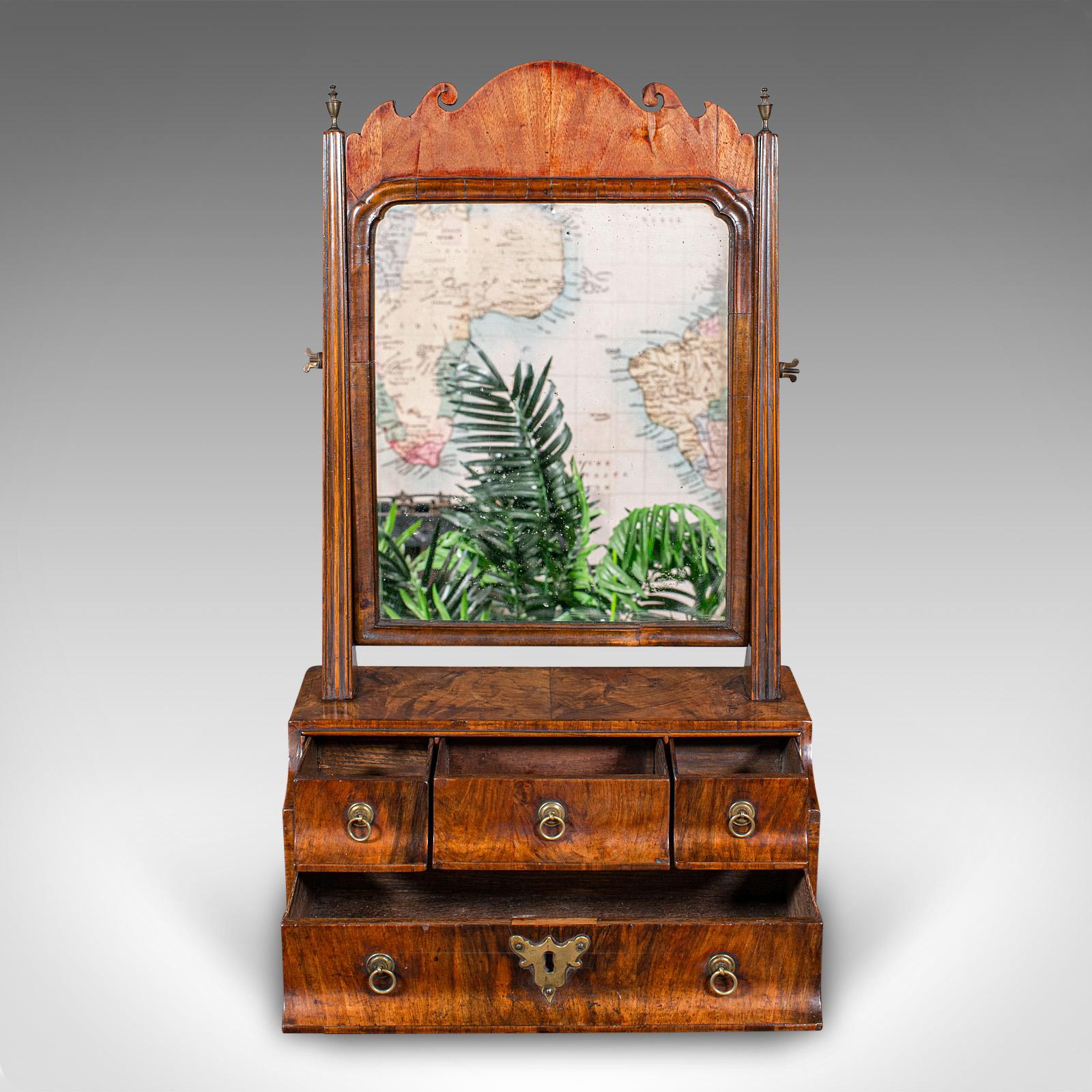 Giorgio II Antique Mirror, specchio da ufficio Queen Anne, noce inglese, tavolino da toilette, georgiano, 1740 in vendita