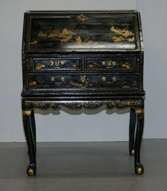 Bureau de bureau anglais ancien Queen Anne en laque japonaise avec pieds à griffes et boules