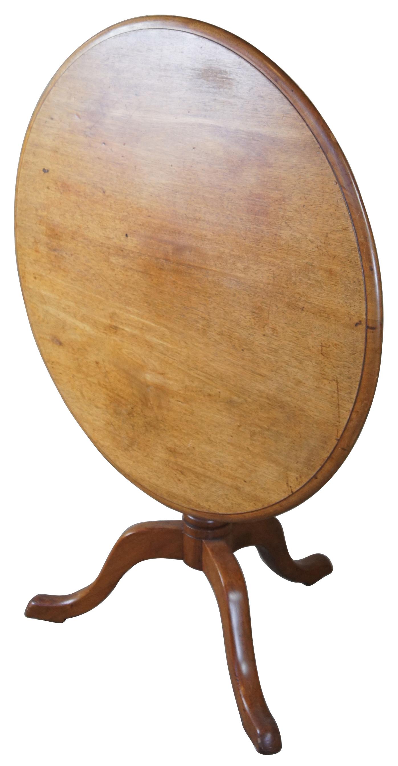 Early 20th century round tilt top table in the manner of Queen Anne or Georgian Styling. Made of mahogany, featuring a tri leg pedestal base and turned baluster support. Measures: 35”.
   