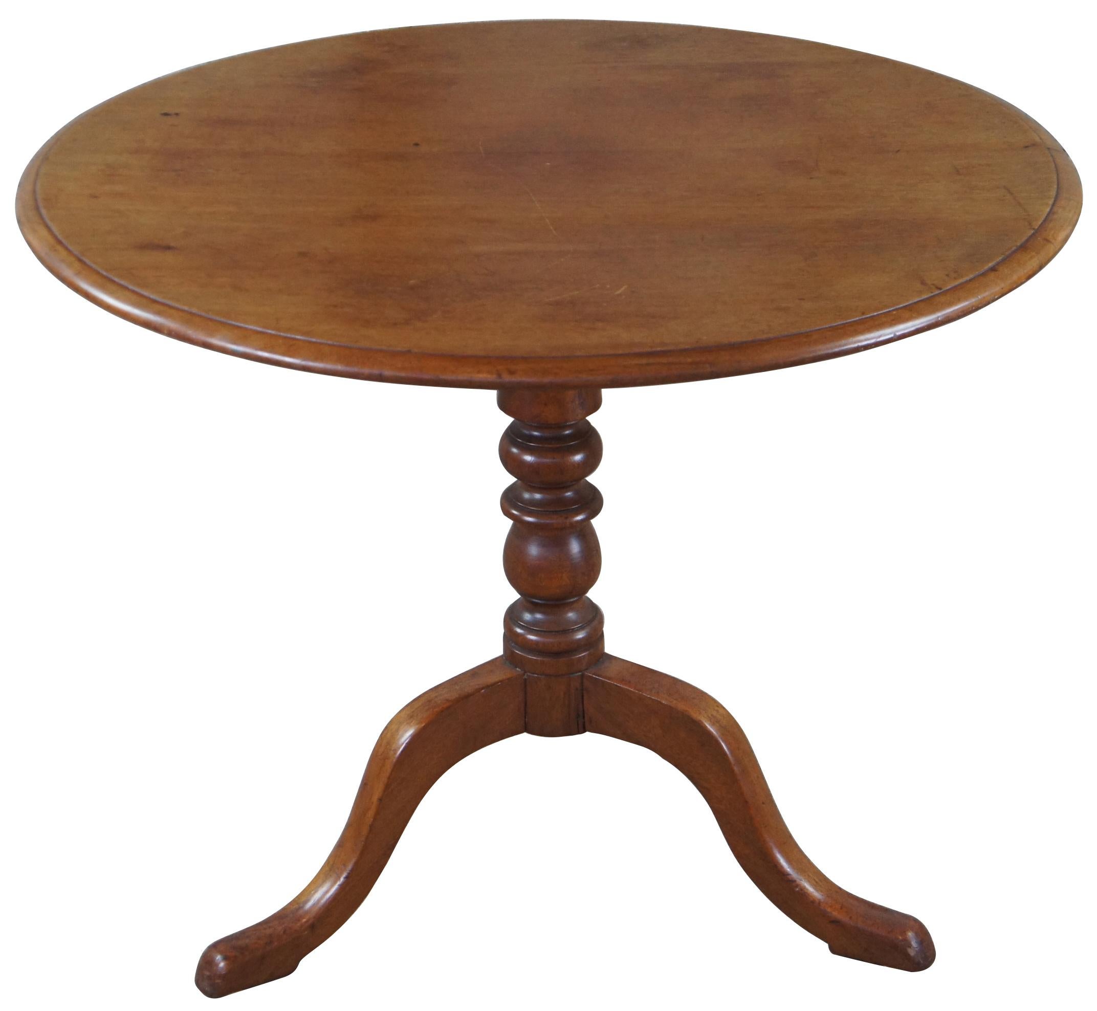 Antique Queen Anne English Mahogany Round Tilt Top Pedestal Accent Tea Table In Good Condition In Dayton, OH