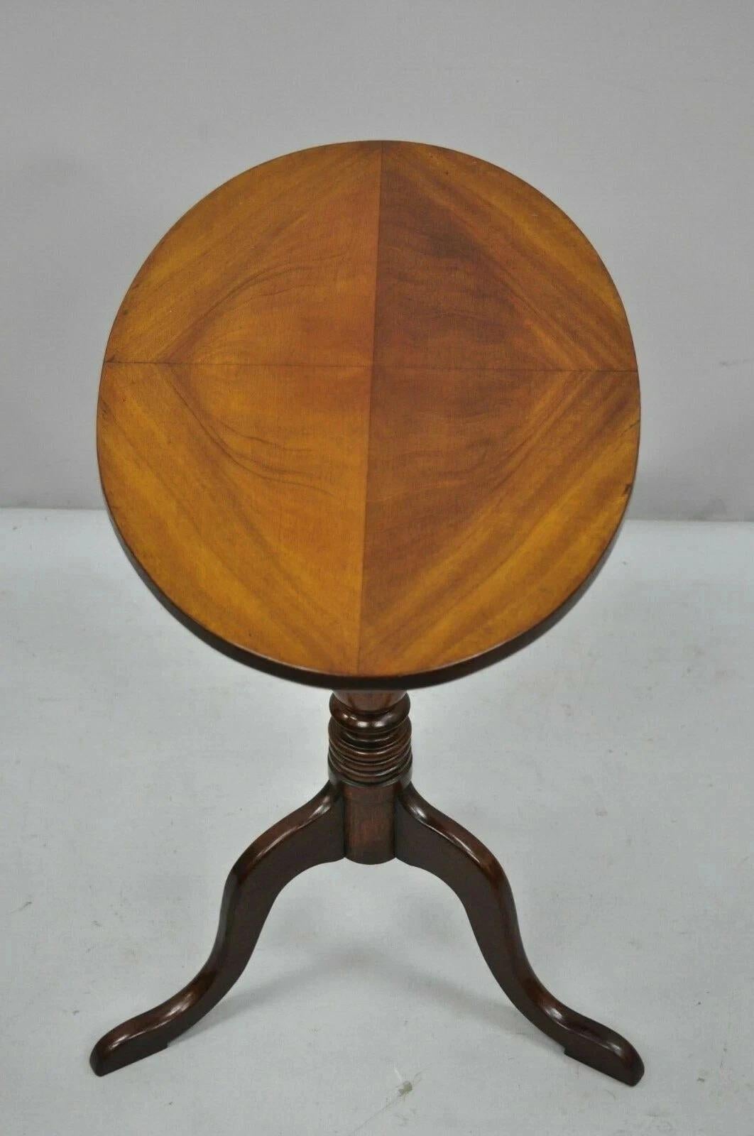 Antique Queen Anne Federal Style Mahogany Oval Tilt Top Side Tea Table In Good Condition For Sale In Philadelphia, PA