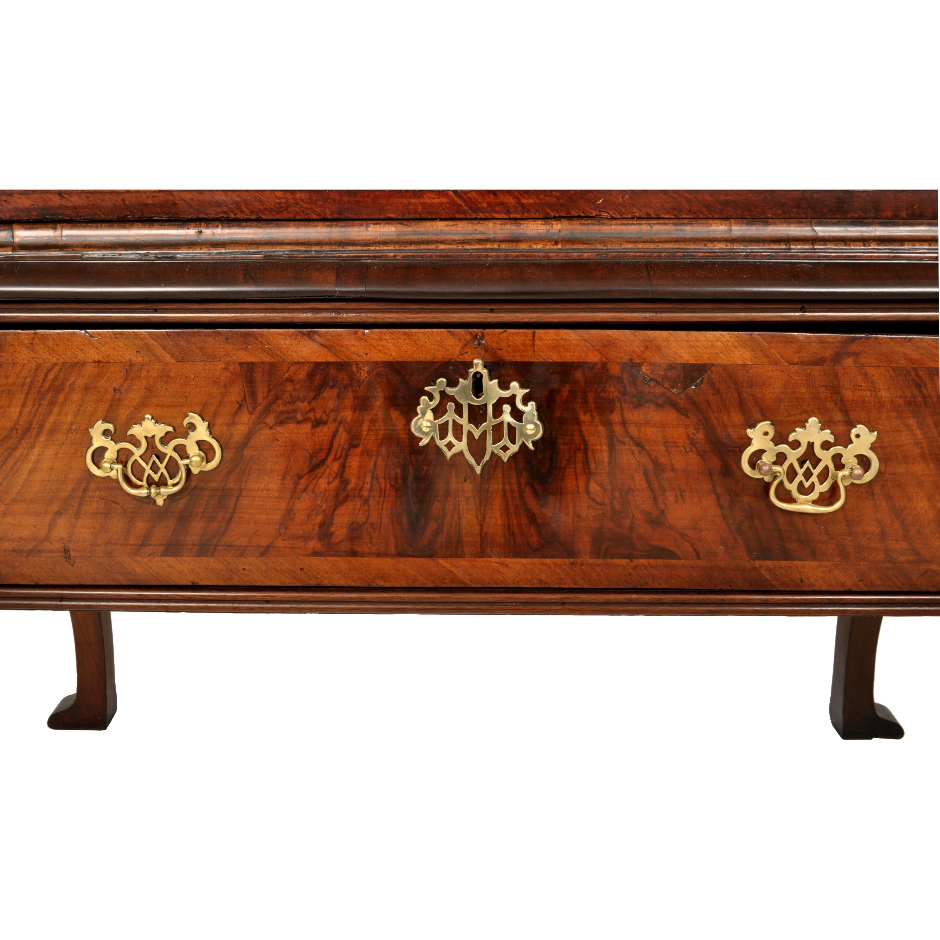 Noyer Coffre ancien en noyer George II géorgien sur stand, CIRCA 1740 en vente