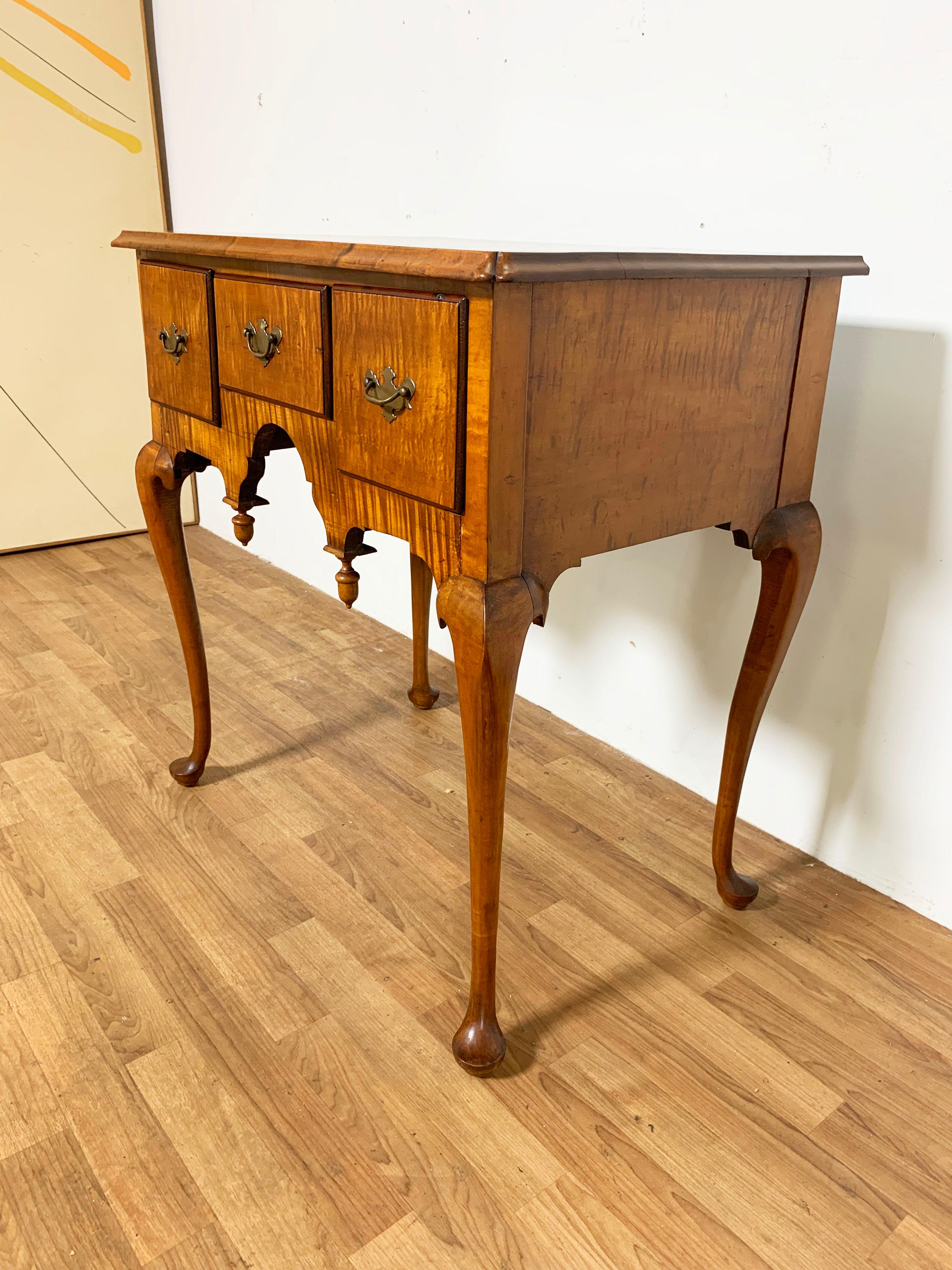 North American Antique Queen Anne Lowboy Tiger Maple Dressing Table, Ca. 1750s