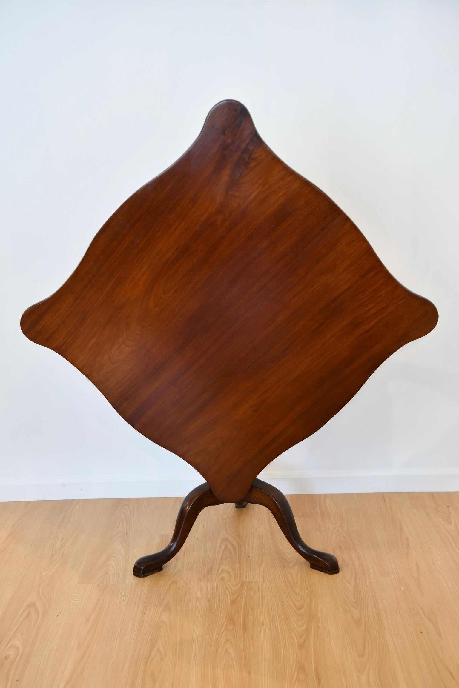 Queen Anne mahogany tilt-top breakfast table with undulating rectangular top, circa 18th century. Dimensions: 28.75