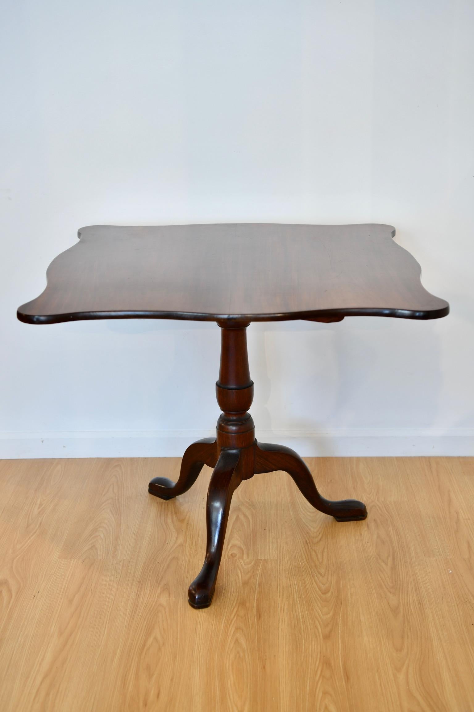 Antique Queen Anne Mahogany Tilt-Top Breakfast Table In Good Condition In Brooklyn, NY
