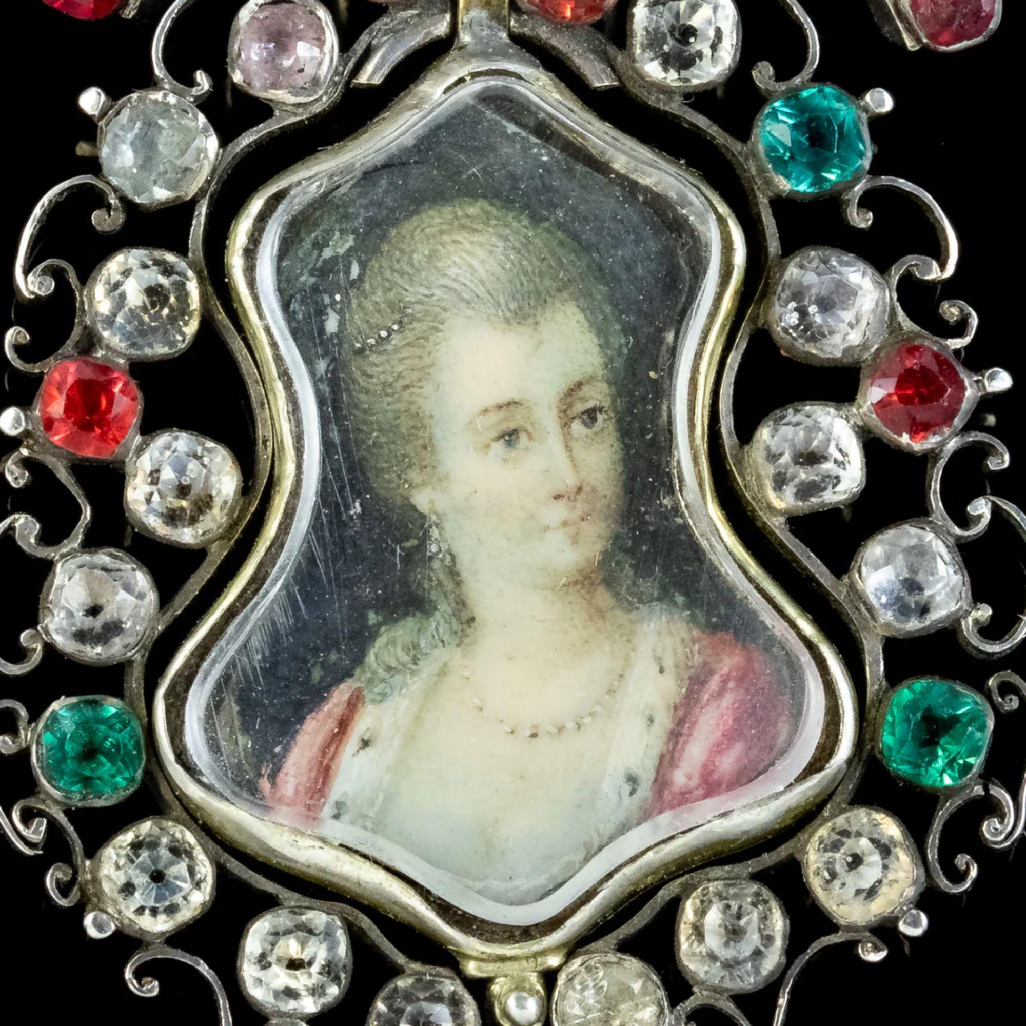 Broche pendentif ancienne en argent avec portrait en pâte de la reine Anne, vers 1710 Bon état - En vente à Kendal, GB