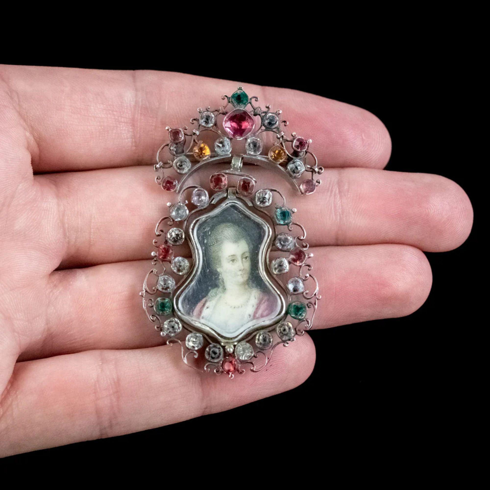 Broche pendentif ancienne en argent avec portrait en pâte de la reine Anne, vers 1710 Pour femmes en vente