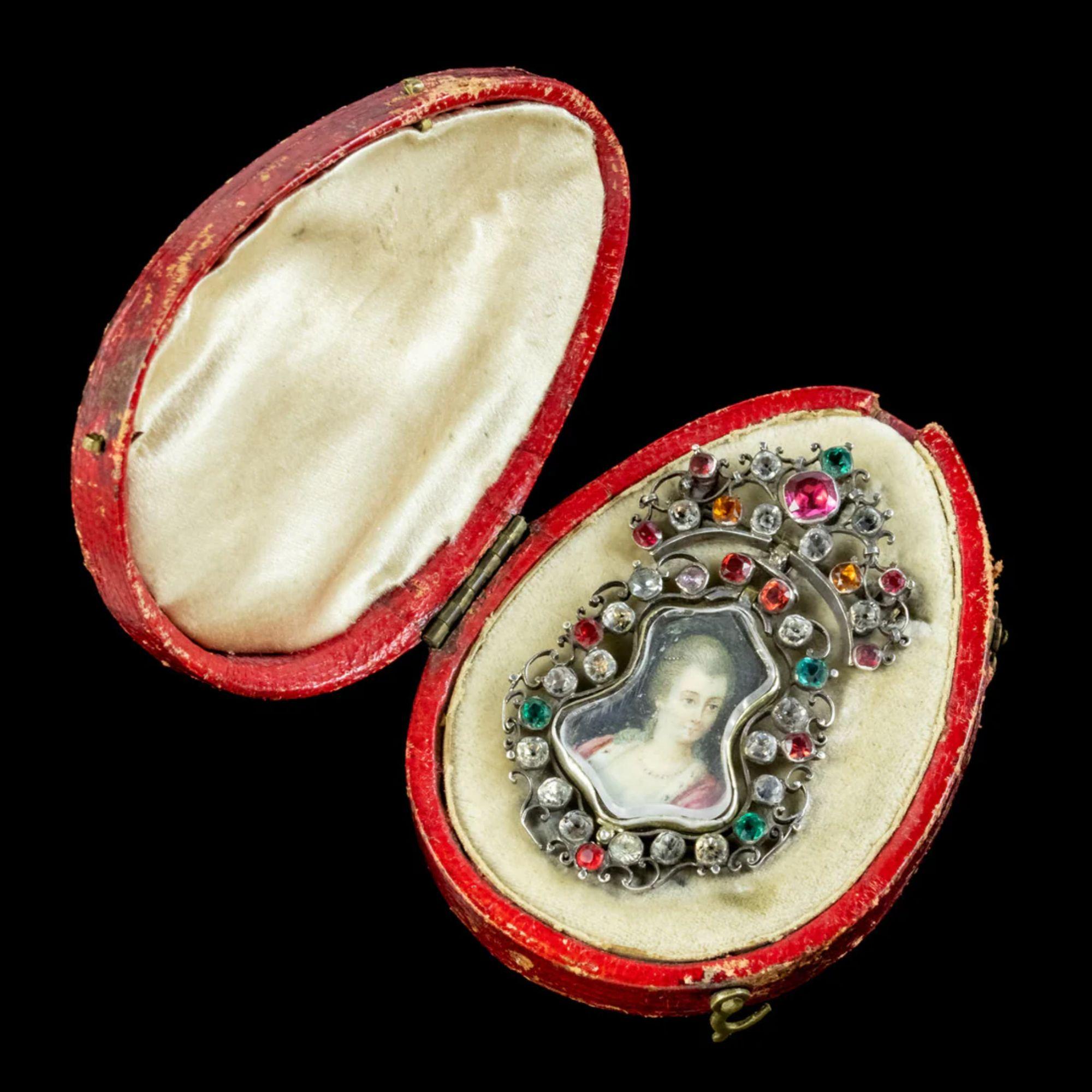 Broche pendentif ancienne en argent avec portrait en pâte de la reine Anne, vers 1710 en vente 1