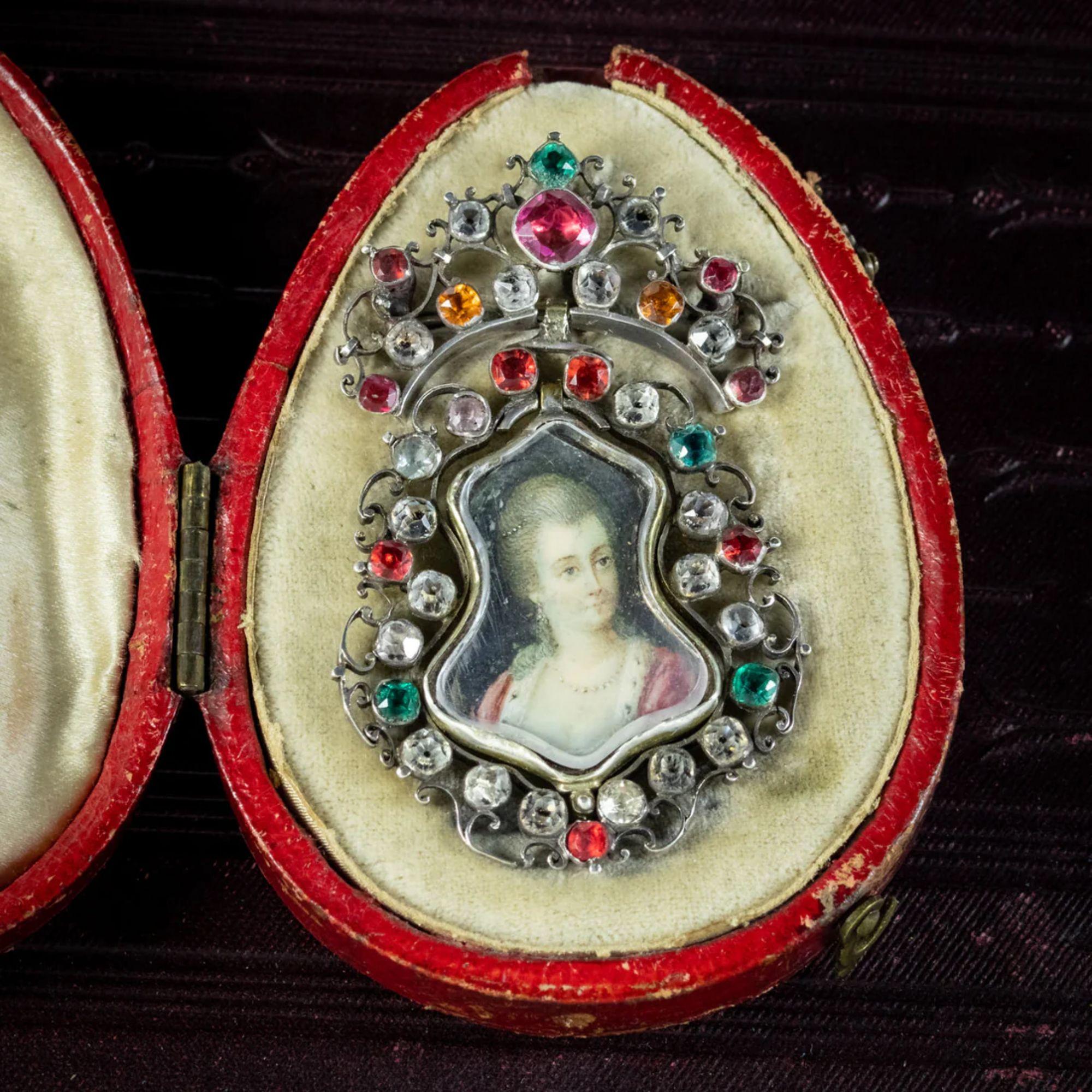 Broche pendentif ancienne en argent avec portrait en pâte de la reine Anne, vers 1710 en vente 2