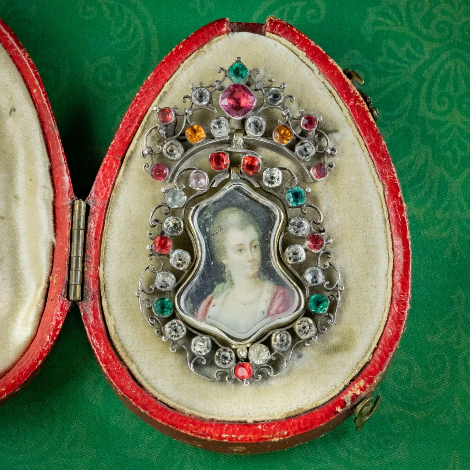 Broche pendentif ancienne en argent avec portrait en pâte de la reine Anne, vers 1710 en vente 3