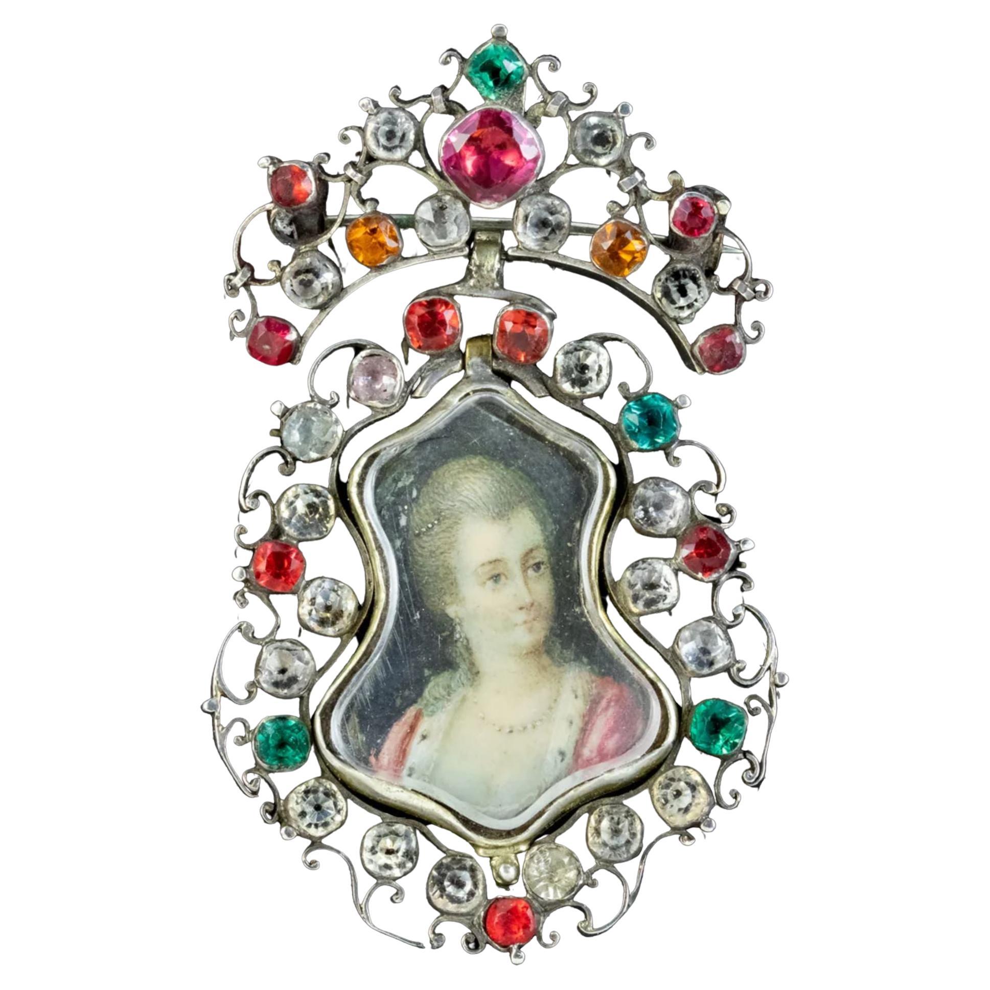 Broche pendentif ancienne en argent avec portrait en pâte de la reine Anne, vers 1710 en vente