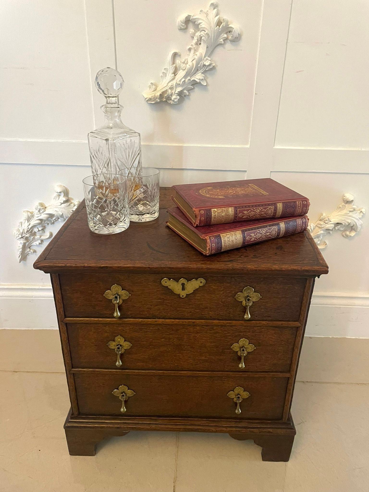 Antico cassettone in quercia di qualità Queen Anne con piano superiore sollevabile in quercia con bordo sagomato che si apre per rivelare un vano portaoggetti, belle maniglie originali incise in ottone, maniglie di trasporto ai lati e piedi a staffa