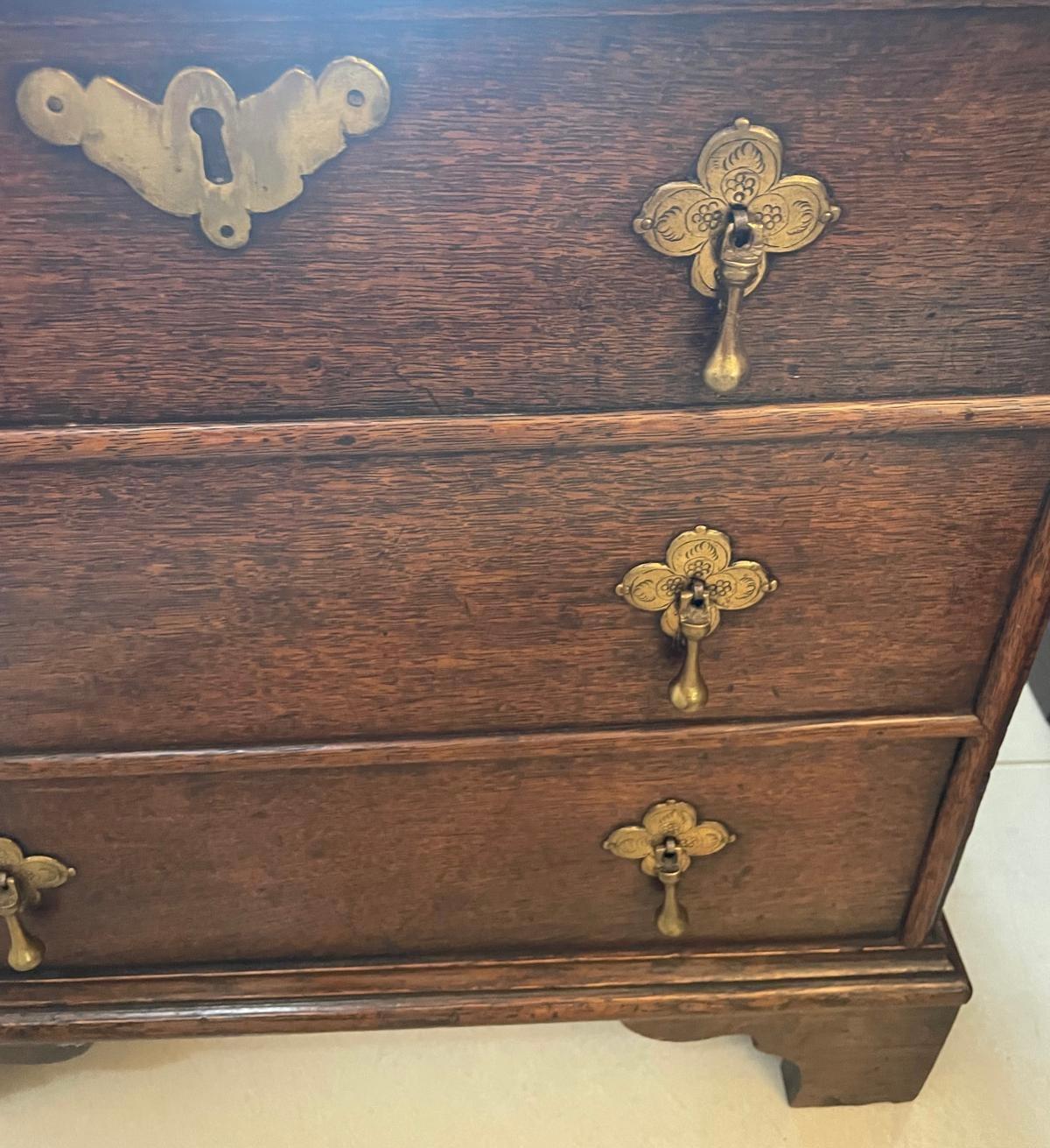 Inglese Antico cassettone in Oak Oak di qualità Queen Anne in vendita