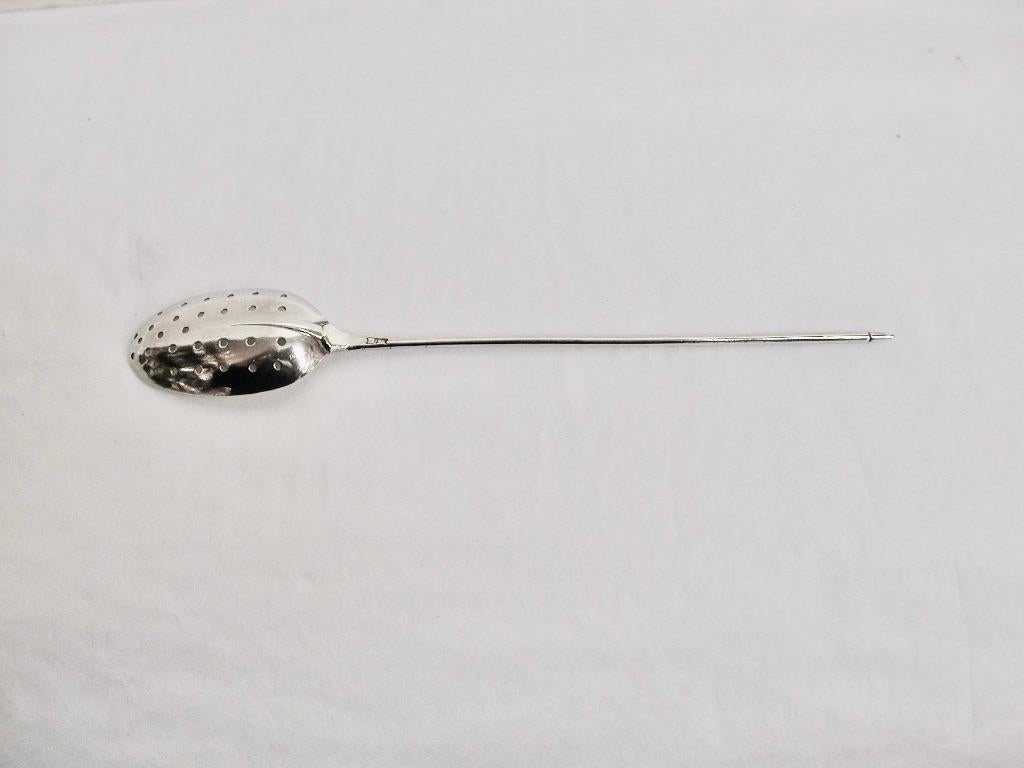 Antique Queen Anne Silver Mote Spoon C.1710 Abraham Russell London
Typical of the very earliest of silver mote spoons which were always just pierced with circular holes in symmetrical formation.
The rattail on the back of the bowl is another