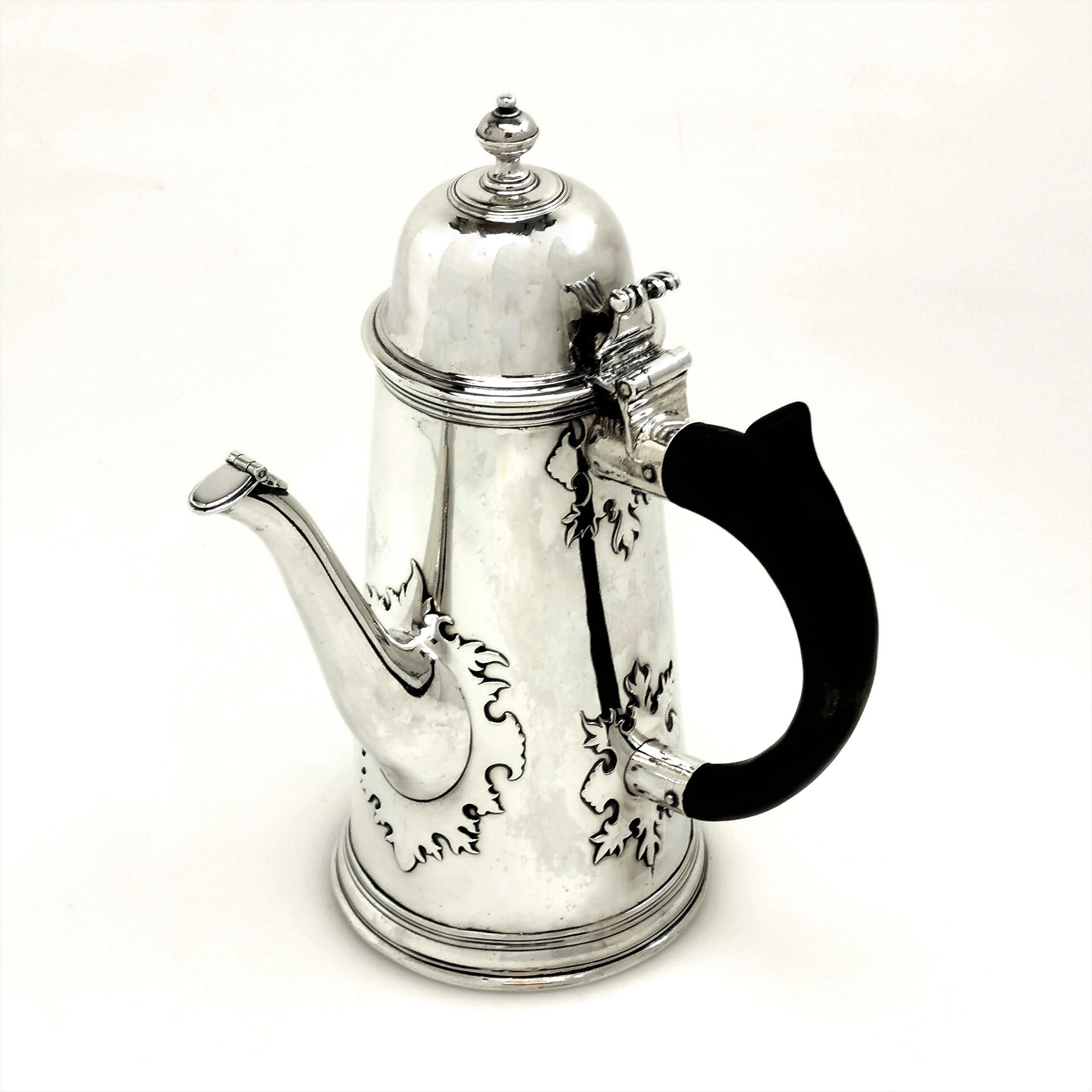 Anglais Antique Queen Anne Sterling Silver Coffee Pot Side Handled 1703 18th Century en vente