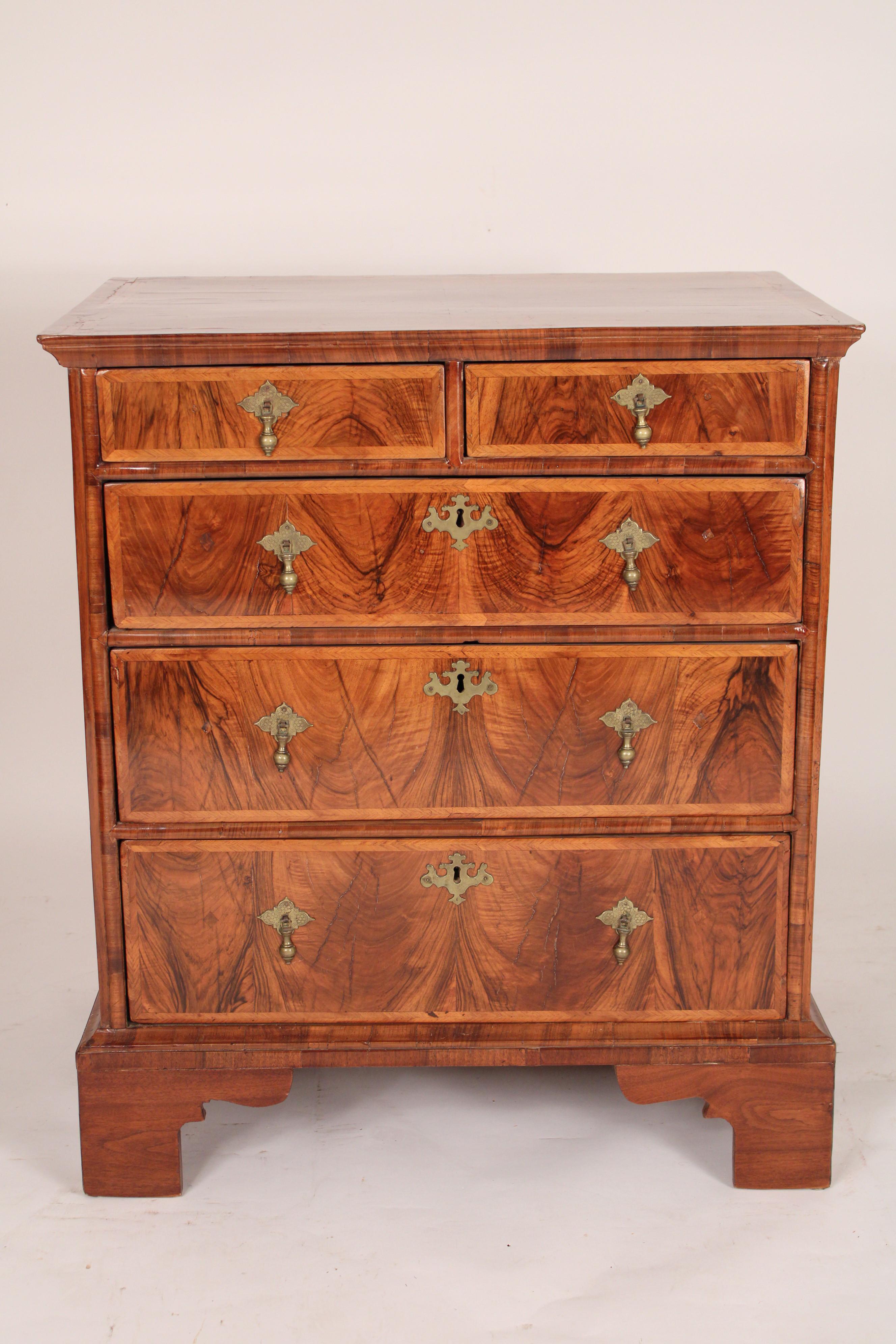 Antique Queen Anne style burl walnut chest of drawers, 20th century. With a burl walnut top with herringbone inlay, a split top drawer and 3 graduated drawers all with burl walnut and herringbone inlaid borders and brass tear drop drawer pulls,
