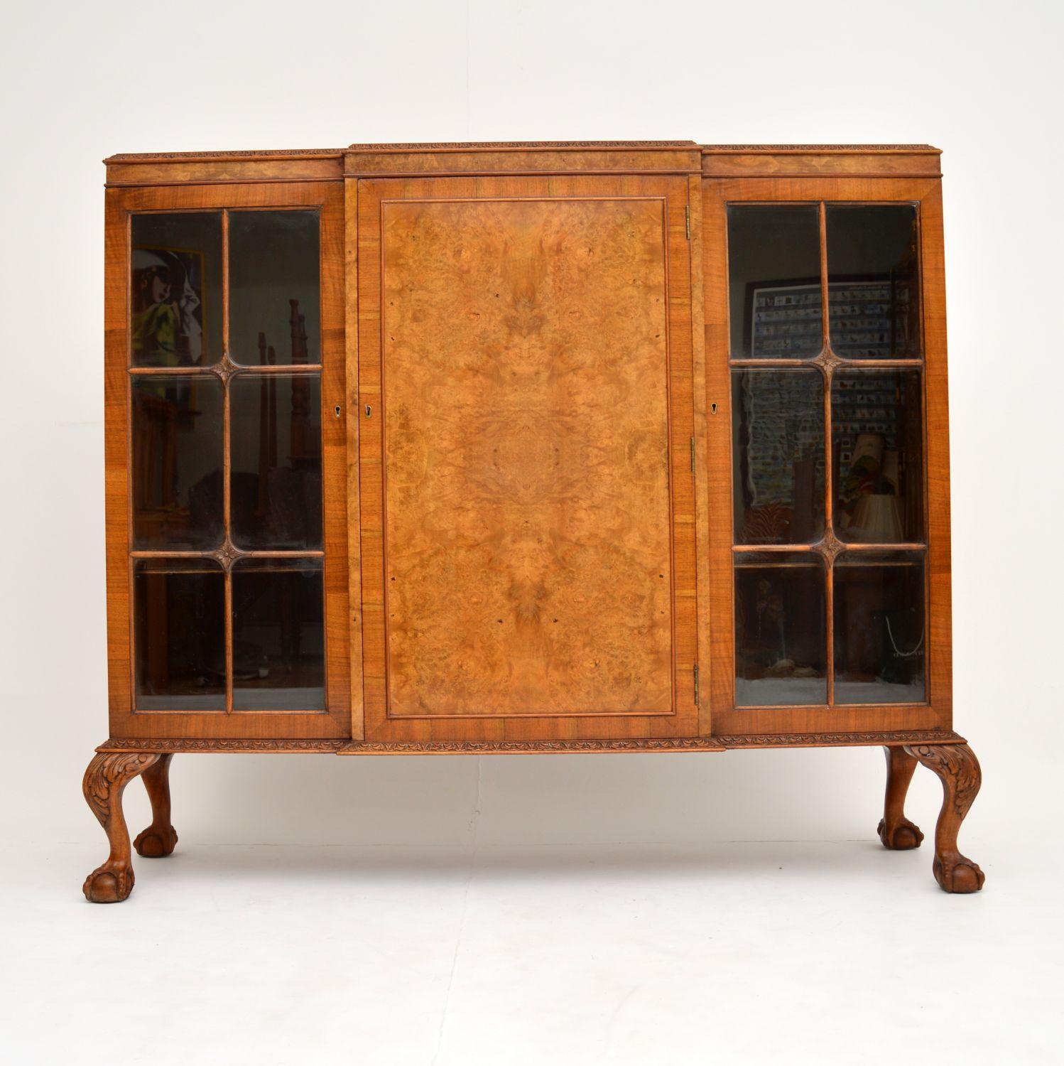 An excellent and fine quality antique bookcase, beautifully made from walnut. It is in the antique Queen Anne style, and dates from circa 1920s-1930s.

This is a nice size and offers lots of storage space in the three cabinet compartments, the