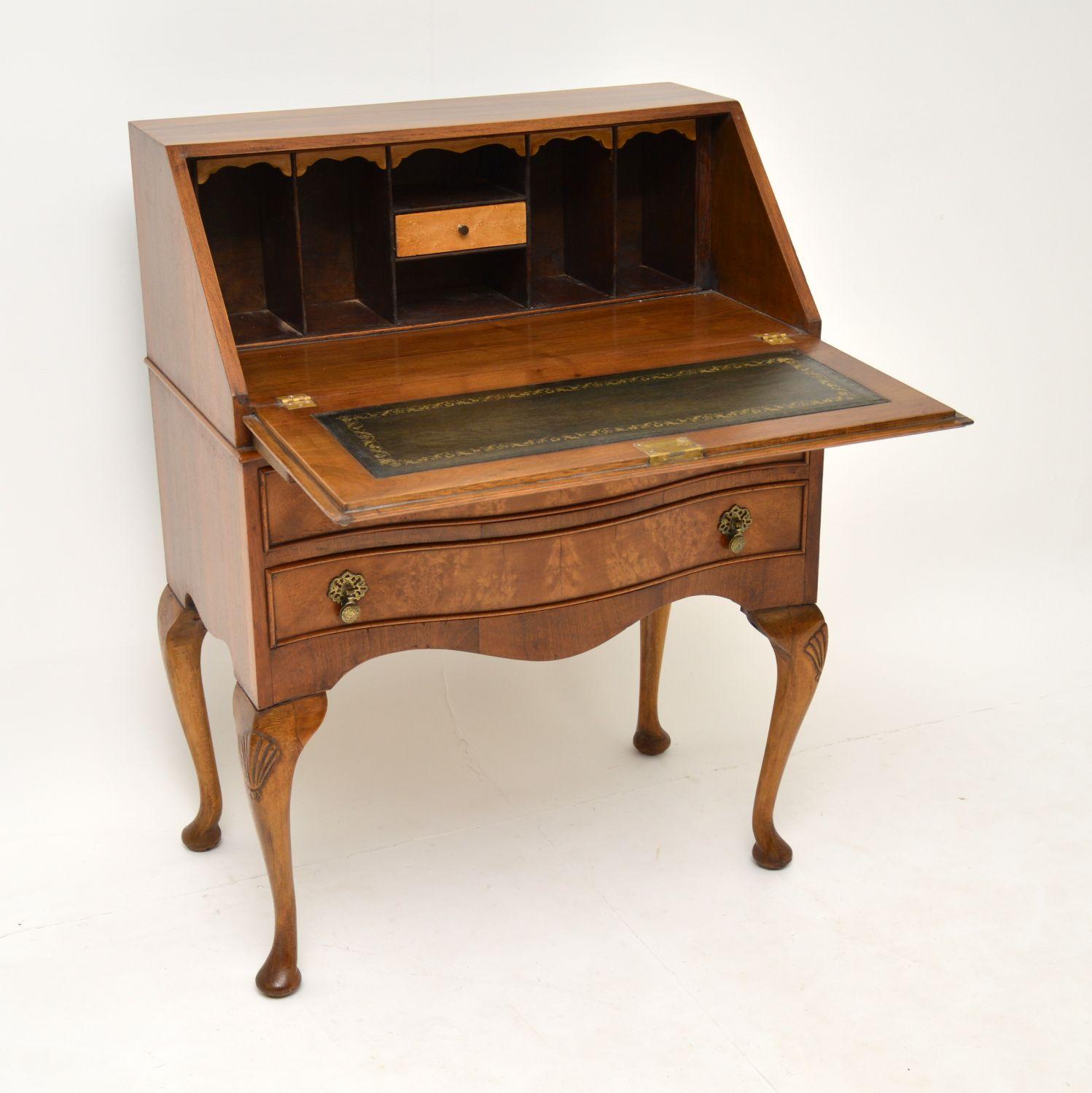 A beautiful and very well made antique burr walnut writing bureau. This is in the Queen Anne style, it dates from the 1920s-1930s period.

This is of great quality and has a lovely design, it has a serpentine shaped front and sits on cabriole