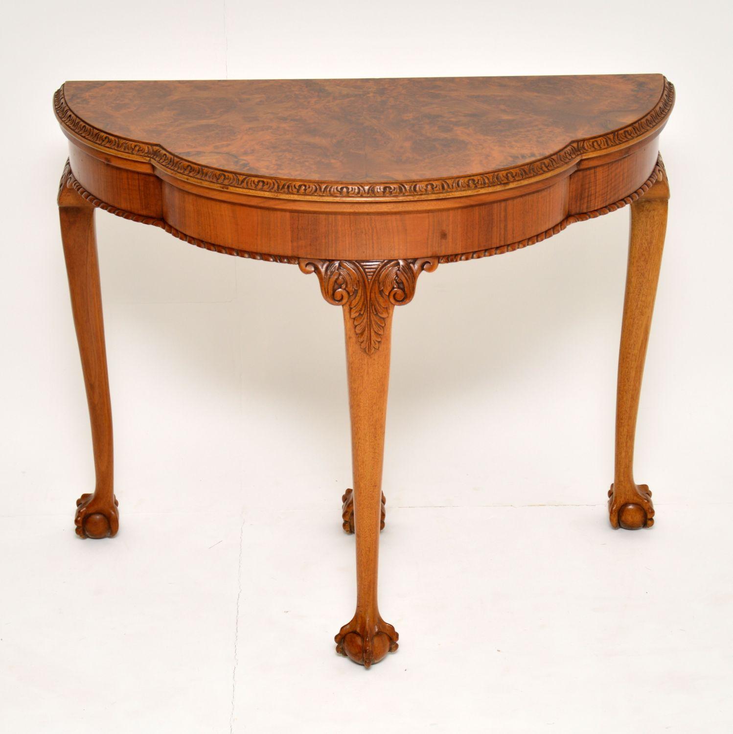 Antique Queen Anne style walnut card table dating from the 1920s period & in excellent condition. It’s just been French polished & re-baized. It has a serpentine shaped burr walnut top, with fine carving around the top & bottom edges. The back is