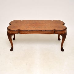 Table basse ancienne en ronce de noyer de style Queen Anne