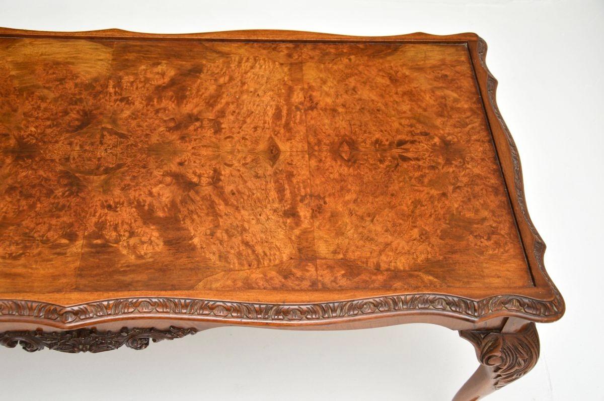 Milieu du XXe siècle Table basse ancienne en ronce de noyer de style Queen Anne en vente