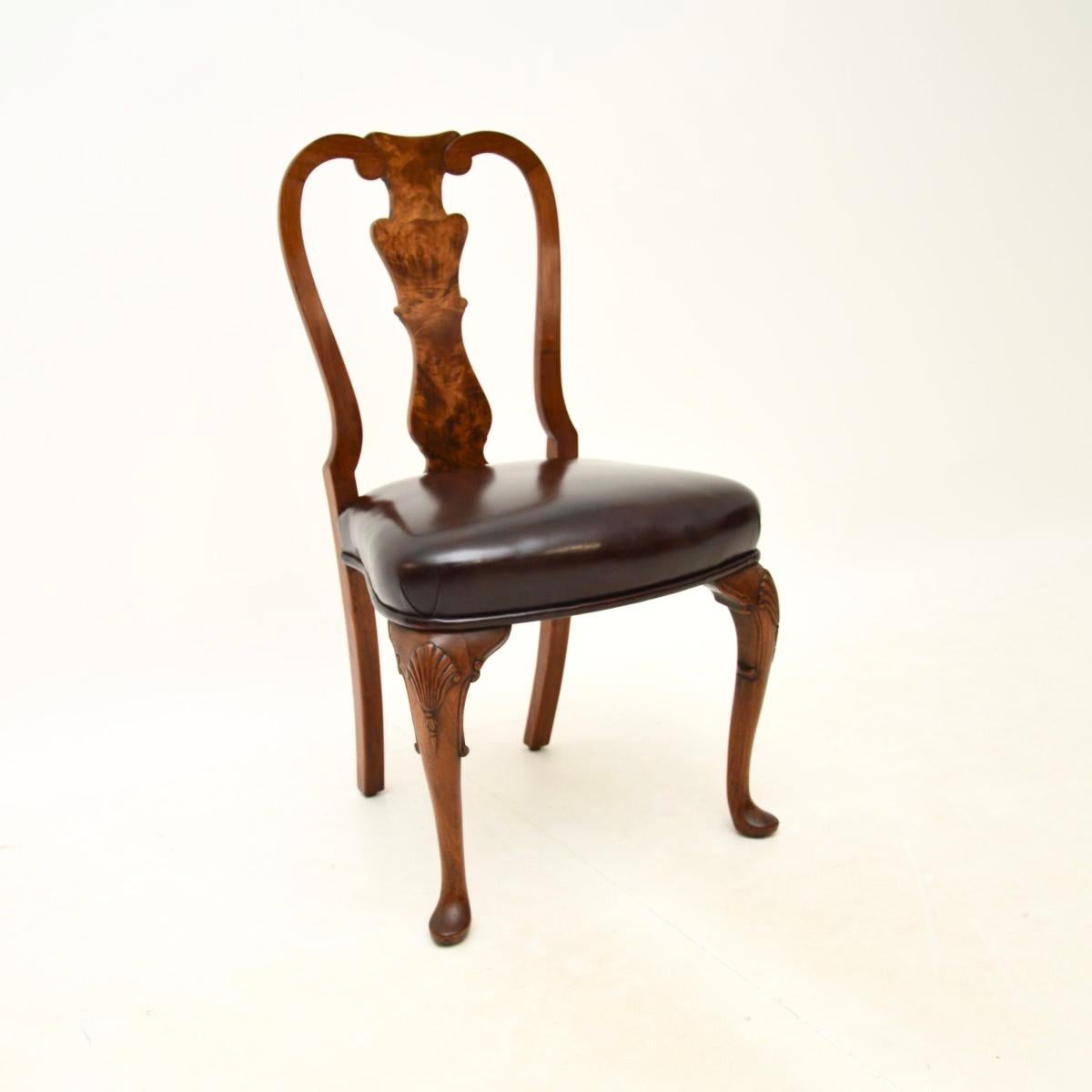 Table et chaises de salle à manger anciennes en ronce de noyer de style Queen Anne en vente 4