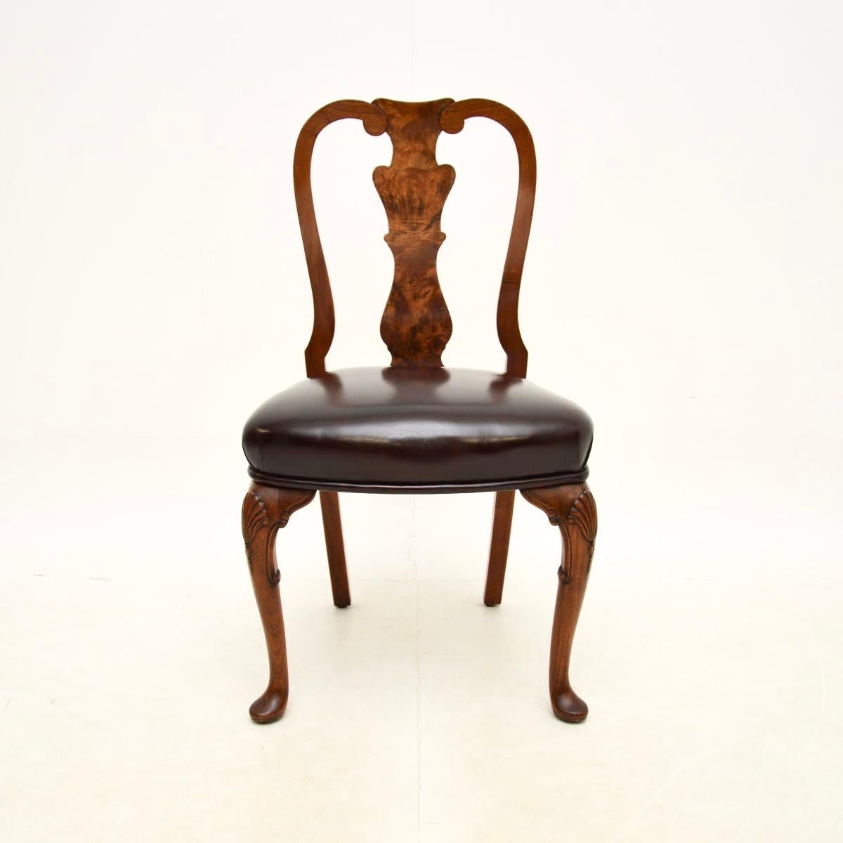 Table et chaises de salle à manger anciennes en ronce de noyer de style Queen Anne en vente 5