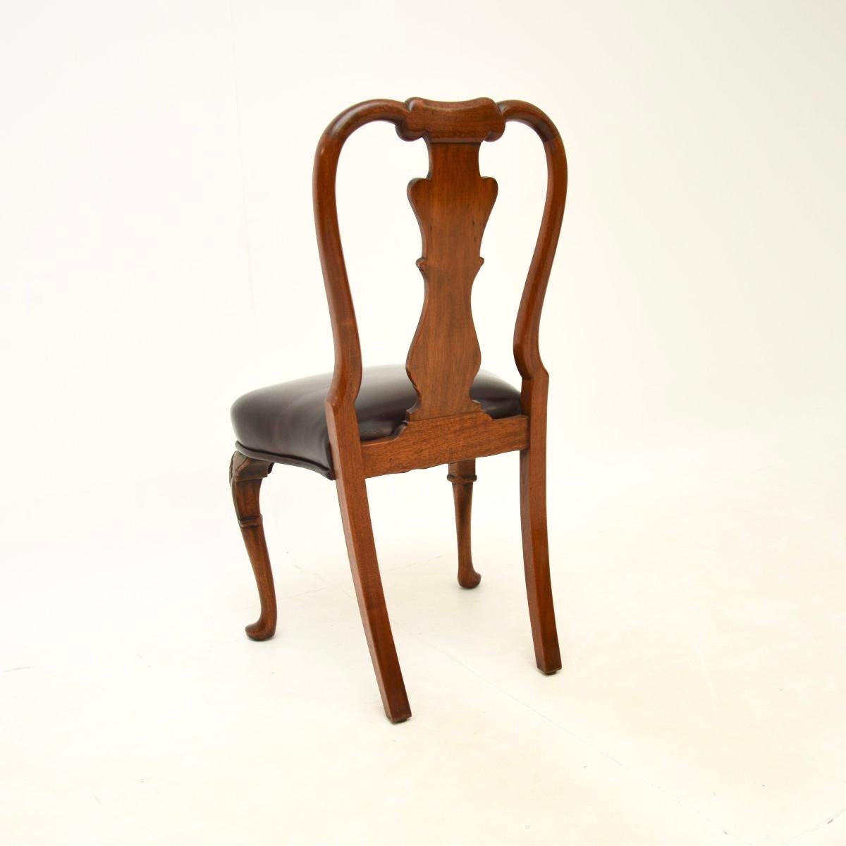 Table et chaises de salle à manger anciennes en ronce de noyer de style Queen Anne en vente 6