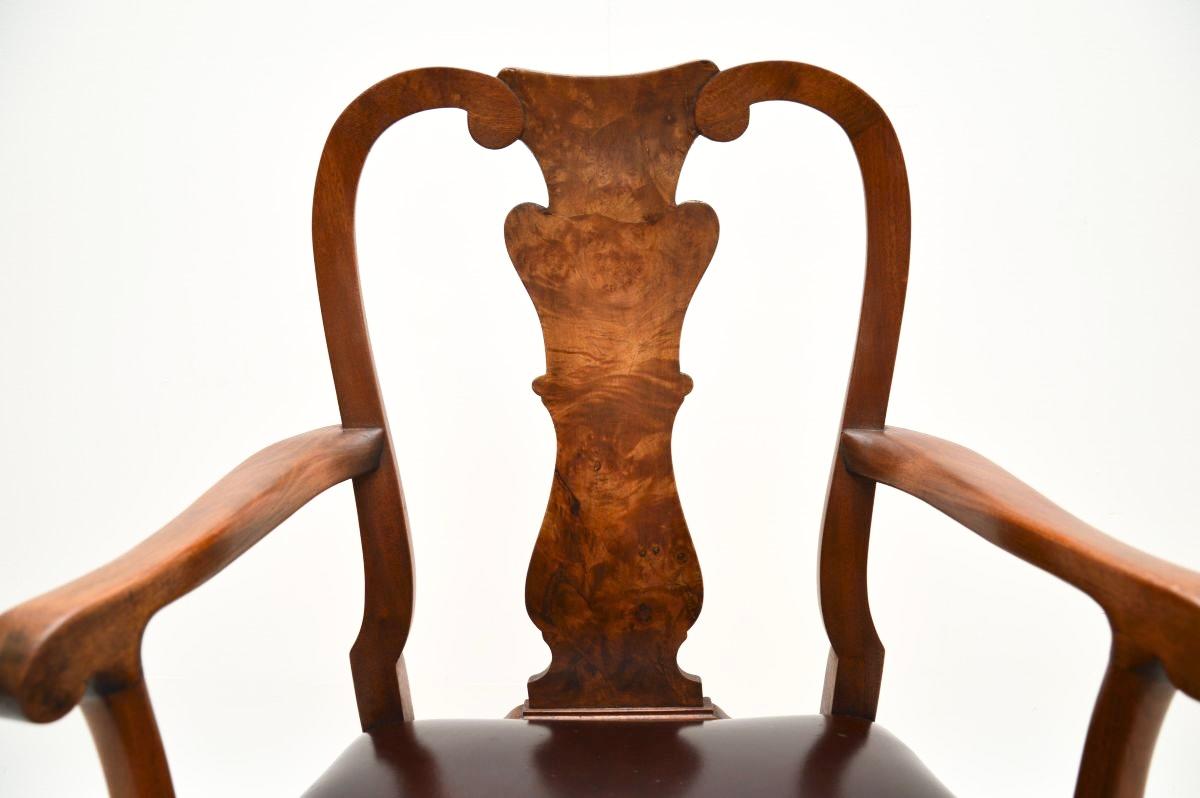Table et chaises de salle à manger anciennes en ronce de noyer de style Queen Anne en vente 7