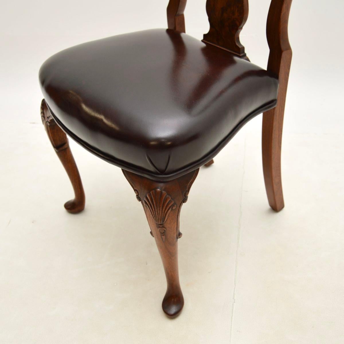Table et chaises de salle à manger anciennes en ronce de noyer de style Queen Anne en vente 10