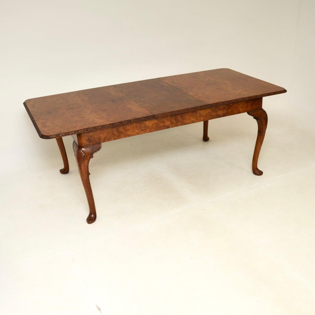 Superbe ensemble table et chaises de salle à manger en ronce de noyer de style Queen Anne. Il a été fabriqué en Angleterre, il date des années 1920-30.

La table et les chaises reposent sur de jolis pieds cabriole en noyer massif, avec de profondes
