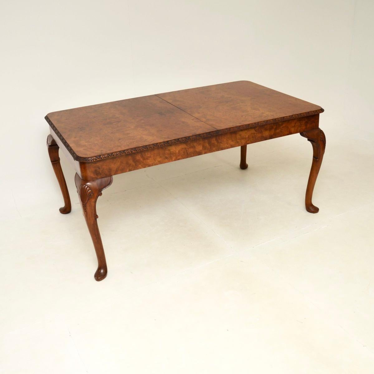 Britannique Table et chaises de salle à manger anciennes en ronce de noyer de style Queen Anne en vente
