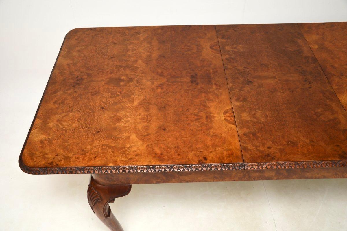 Table et chaises de salle à manger anciennes en ronce de noyer de style Queen Anne Bon état - En vente à London, GB