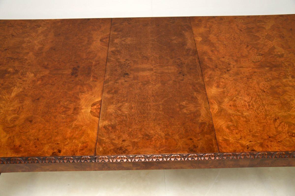 Début du 20ème siècle Table et chaises de salle à manger anciennes en ronce de noyer de style Queen Anne en vente