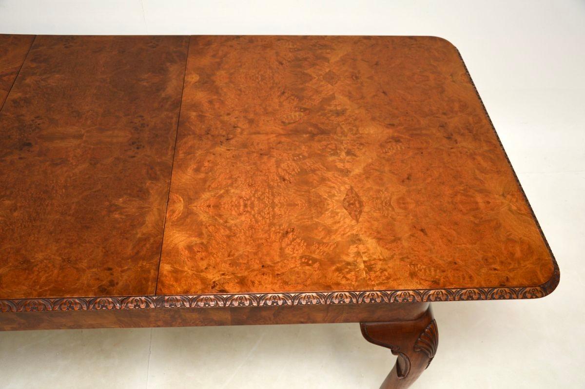 Cuir Table et chaises de salle à manger anciennes en ronce de noyer de style Queen Anne en vente