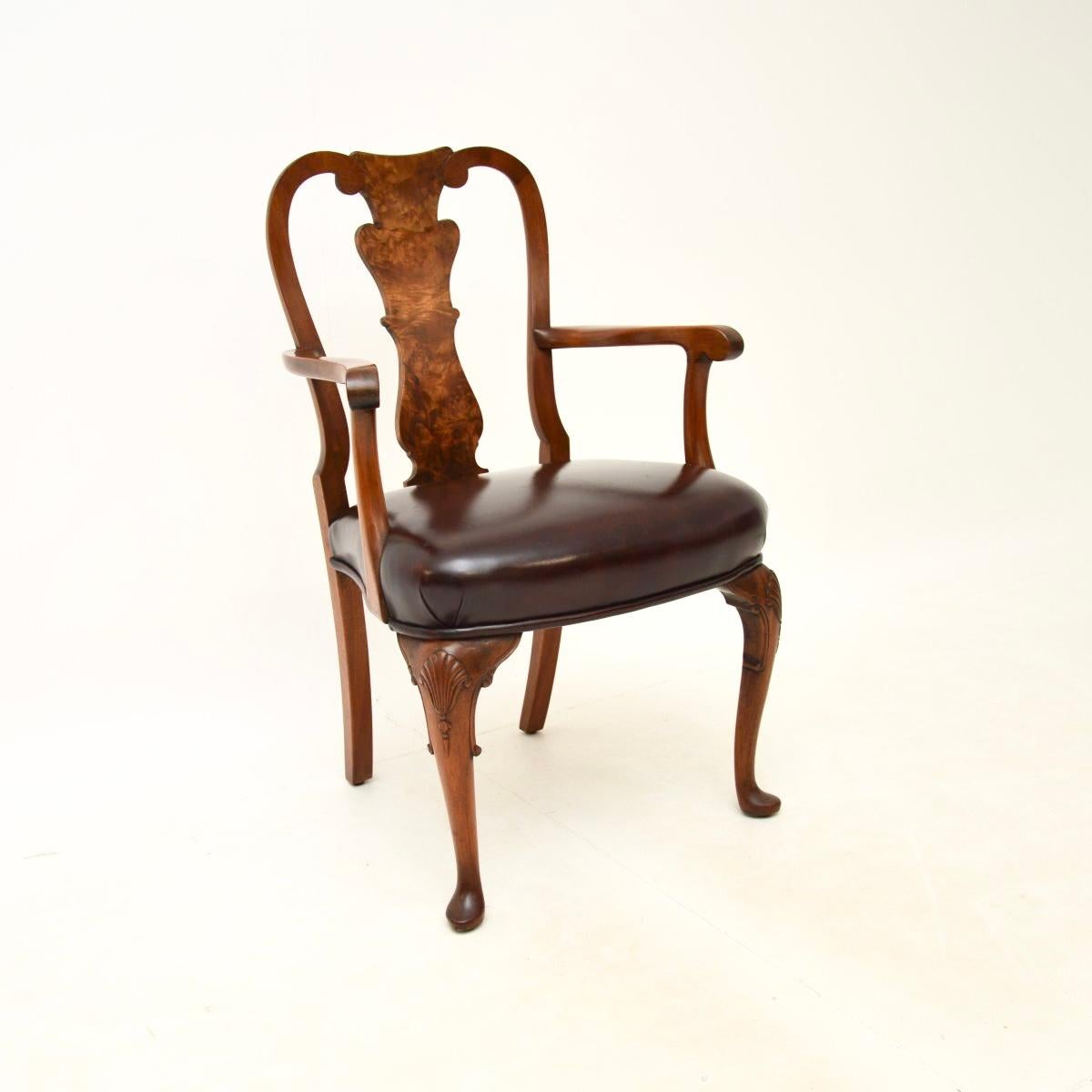 Table et chaises de salle à manger anciennes en ronce de noyer de style Queen Anne en vente 1