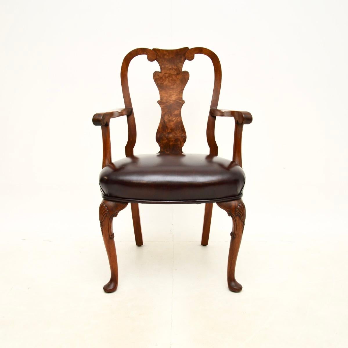 Table et chaises de salle à manger anciennes en ronce de noyer de style Queen Anne en vente 2