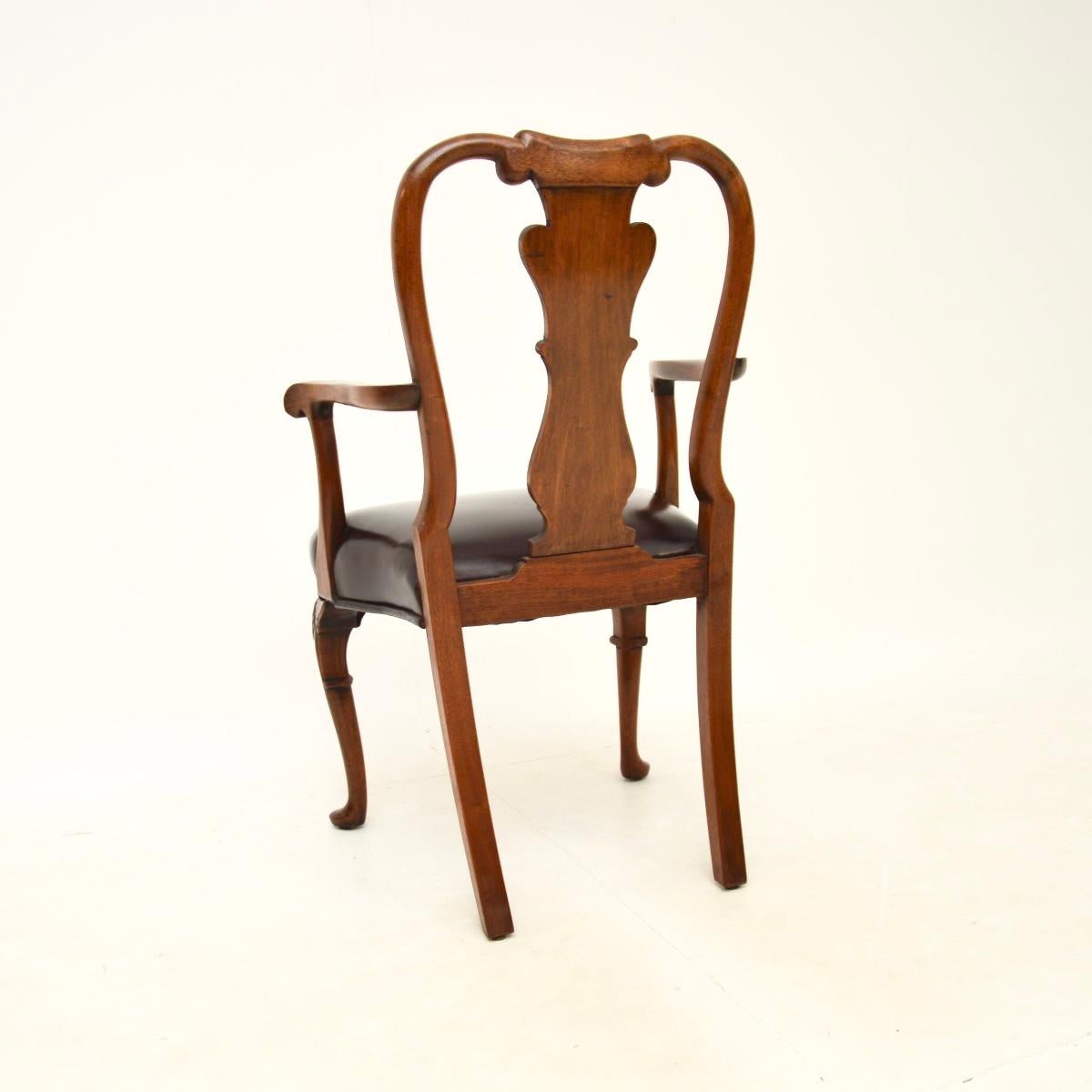Table et chaises de salle à manger anciennes en ronce de noyer de style Queen Anne en vente 3
