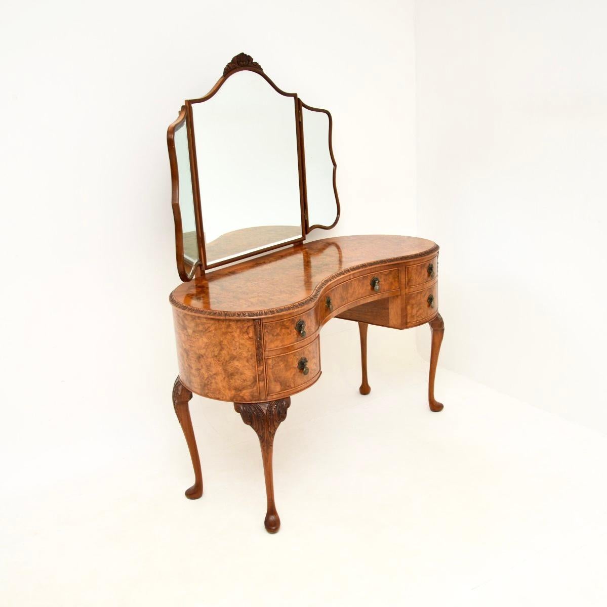 Une superbe coiffeuse ancienne en ronce de noyer de style Queen Anne, fabriquée en Angleterre et datant des années 1930.

Ce produit est d'une qualité exceptionnelle, il est vraiment bien fait et magnifiquement conçu. La coiffeuse a une forme de