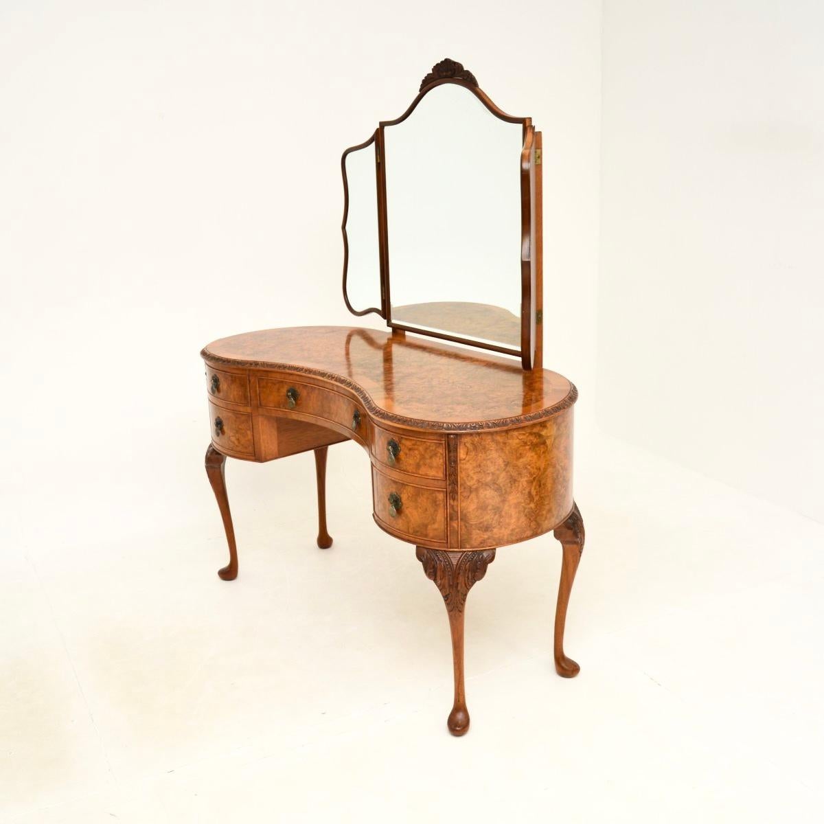 Britannique Ancienne coiffeuse en ronce de noyer de style Queen Anne