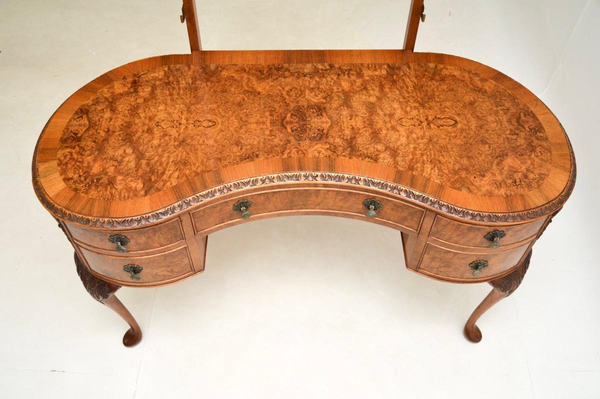 Milieu du XXe siècle Ancienne coiffeuse en ronce de noyer de style Queen Anne