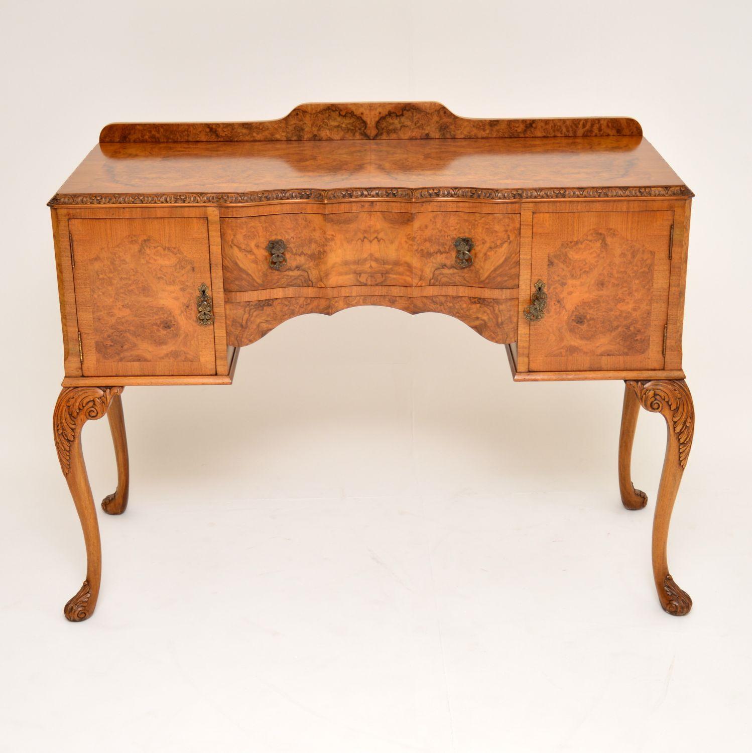 Antique Queen Anne style burr walnut server table or small sideboard, in excellent condition & of very high quality, dating to around the 1930’s period.

It has a well shaped burr walnut top & back gallery, with figured walnut cross banding & a
