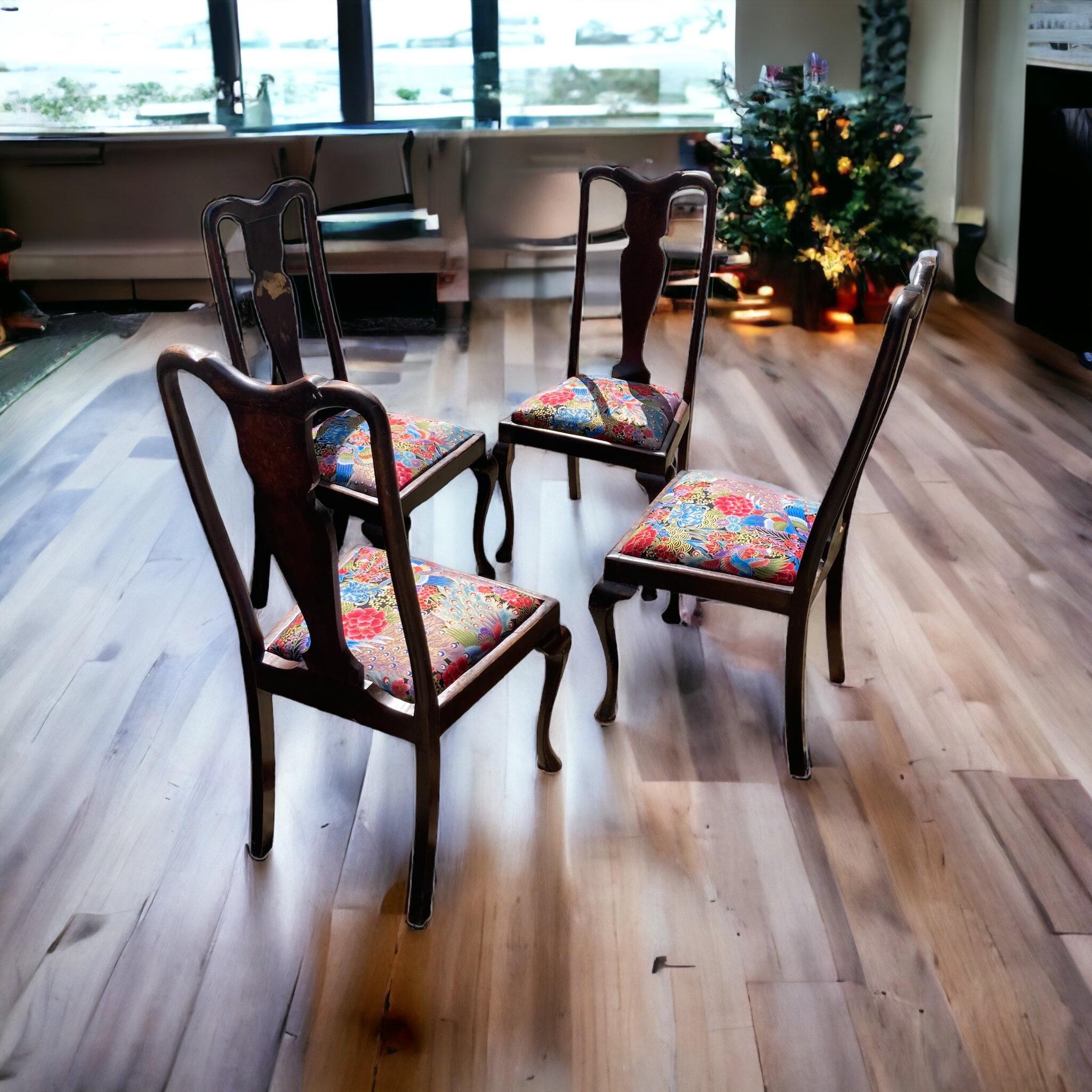 Anciennes chaises de salle à manger de style Queen Anne, ensemble de 4. Reupholstered in a beautiful Japanese Style Peackock Fabric. Le bois de mahoganny foncé et les pieds avant en cabriole font de ces chaises w de merveilleuses chaises à la fois