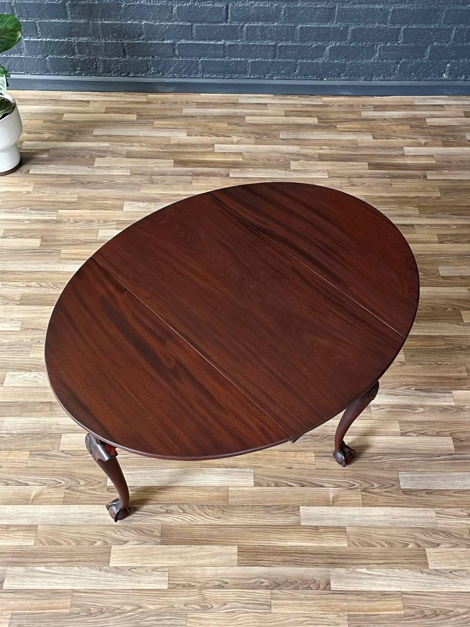 American Antique Queen Anne Style Drop- Leaf Dining Table with Cabriole Legs For Sale