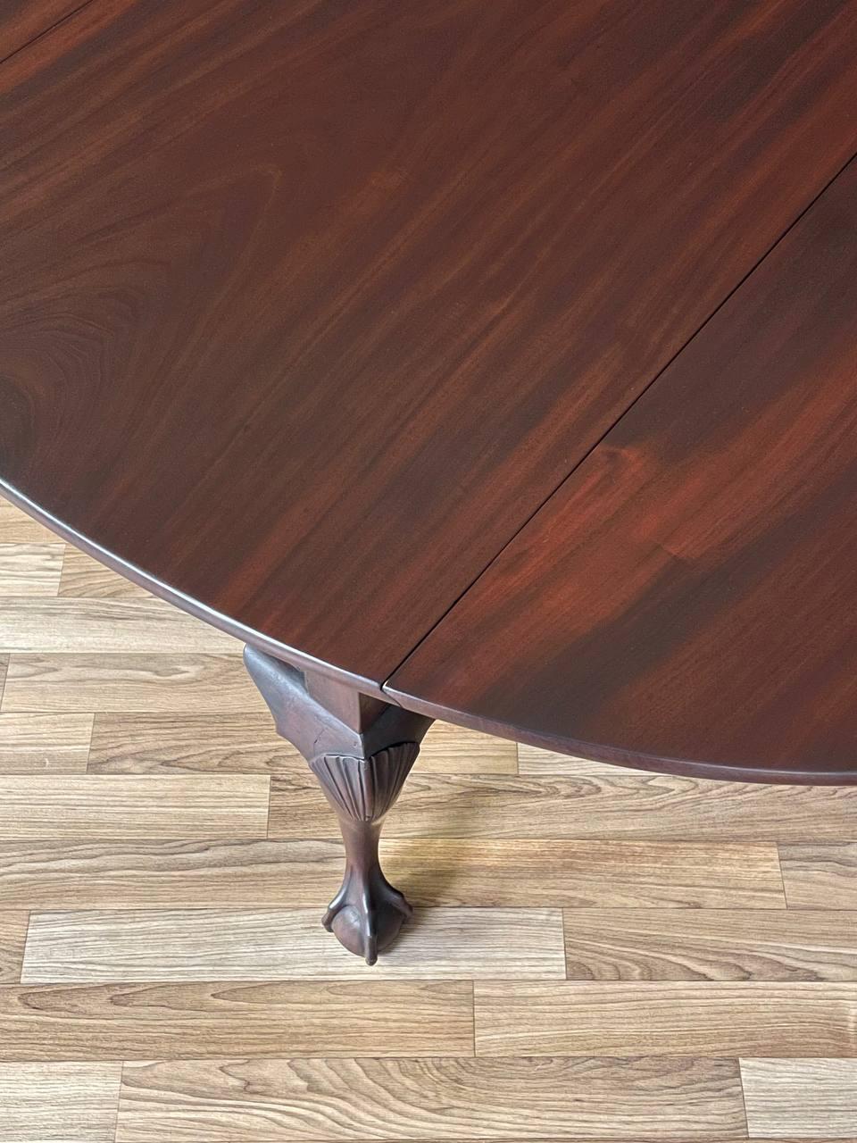 Antique Queen Anne Style Drop- Leaf Dining Table with Cabriole Legs In Good Condition For Sale In Los Angeles, CA