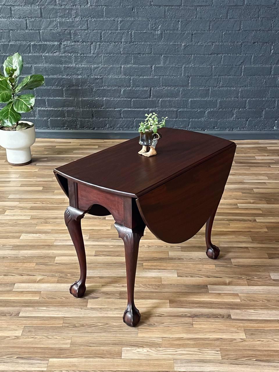 Antique Queen Anne Style Drop- Leaf Dining Table with Cabriole Legs For Sale 1