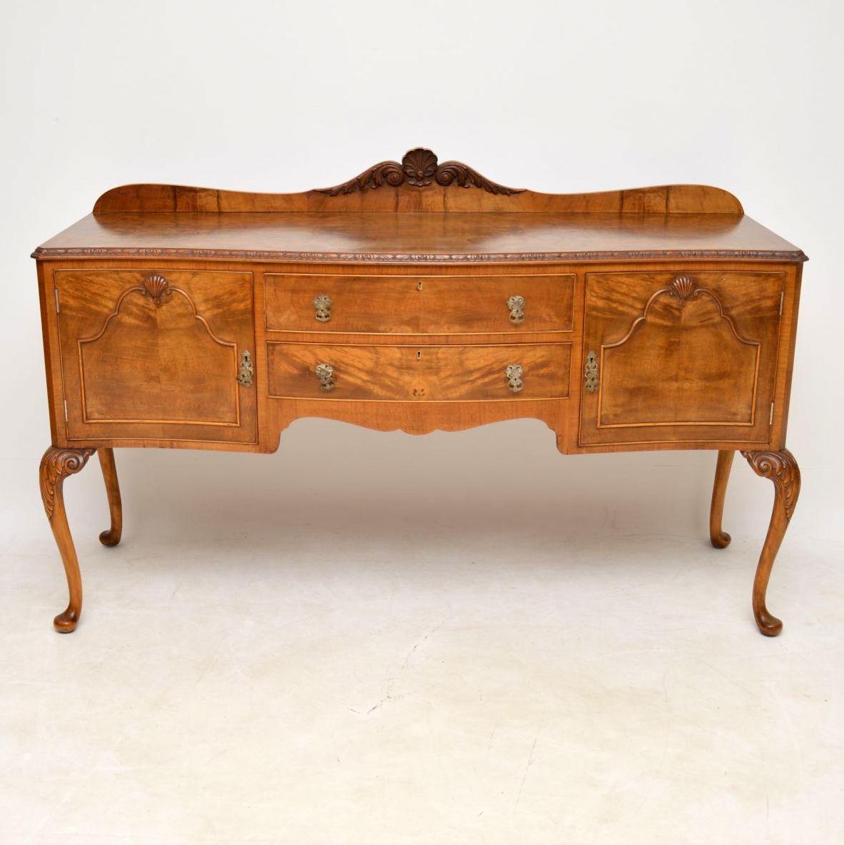 Antique Queen Anne style walnut sideboard in excellent condition and dating from the 1930s period. It’s a combination of burr walnut, figured walnut and solid walnut. This sideboard is of high quality, with a great shape and lovely color. The top