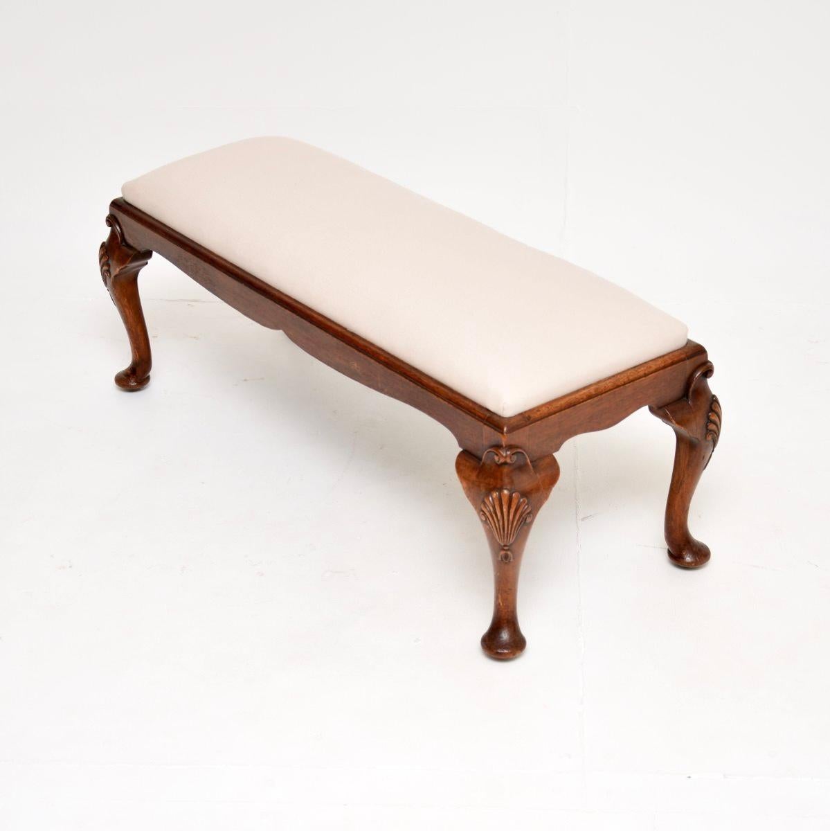 Un meraviglioso sgabello/panchina antico. Questo modello è stato realizzato in Inghilterra e risale al periodo 1900-1920.

È di ottima qualità e di dimensioni utili. Poggia su bellissime gambe cabriole con intagli a conchiglia sulle ginocchia e un